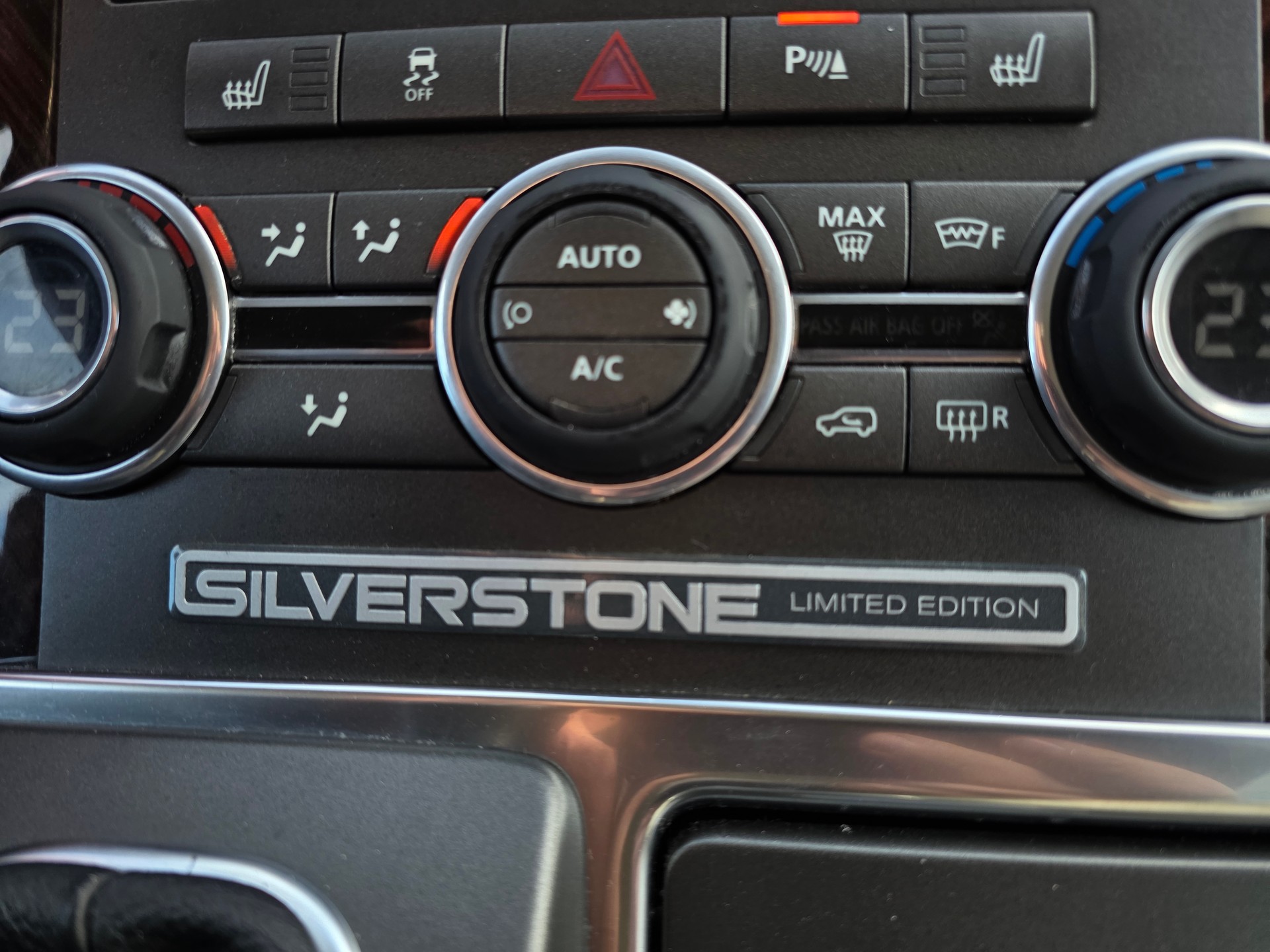 LAND ROVER 3.0 SDV6 / Silverstone Limited Edition-image-9