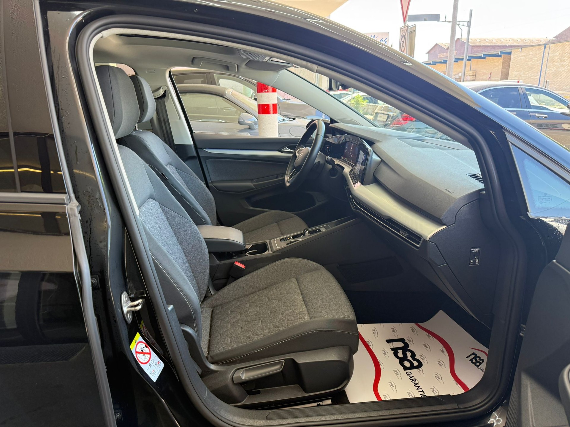 VW Golf 2.0 TDI Life DSG 4Motion-image-15