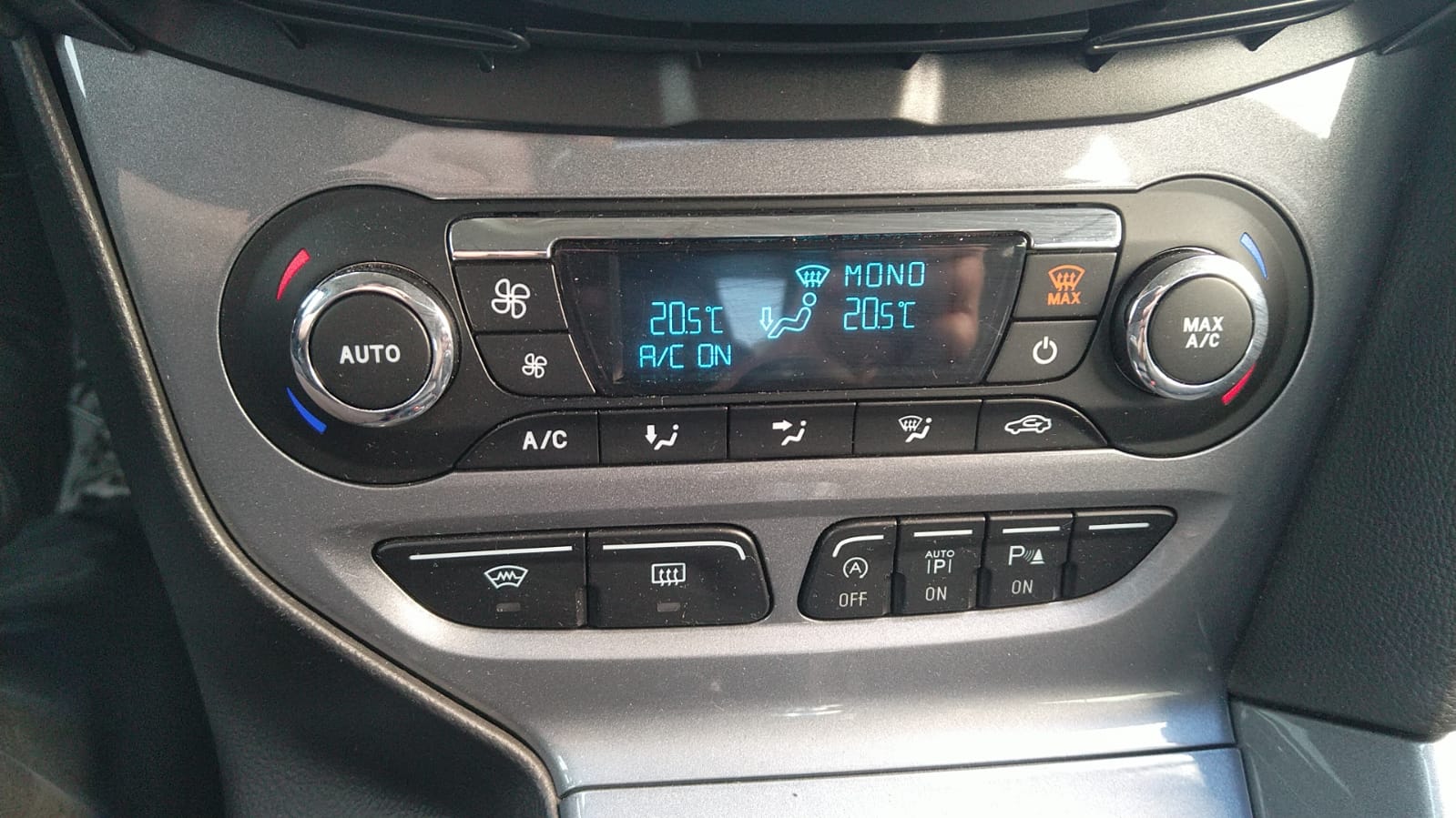 FORD Focus 1.6 SCTi Titanium-image-9