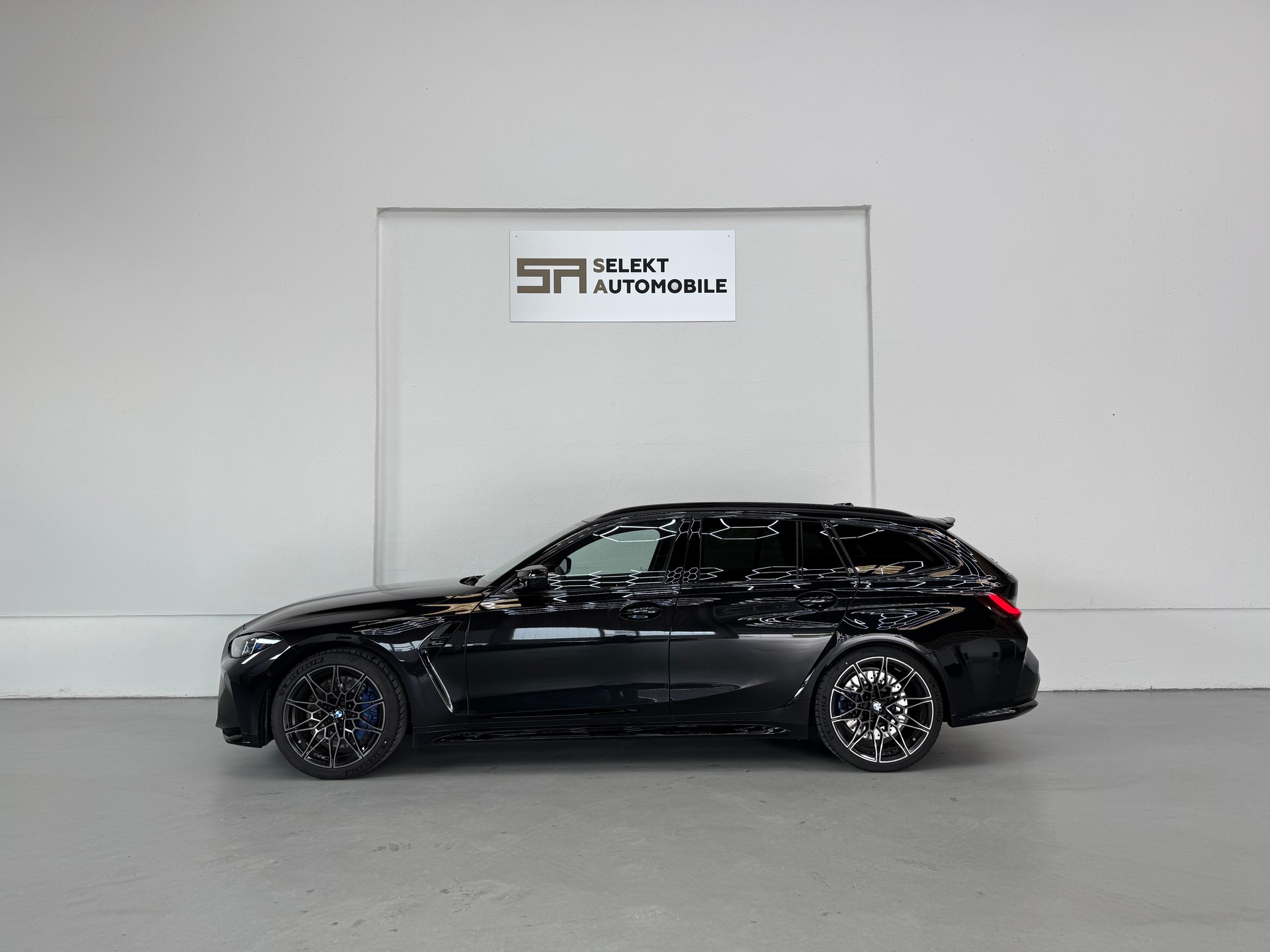 BMW M3 Touring xDrive Competition M | Black Sapphire-showroom-element-3