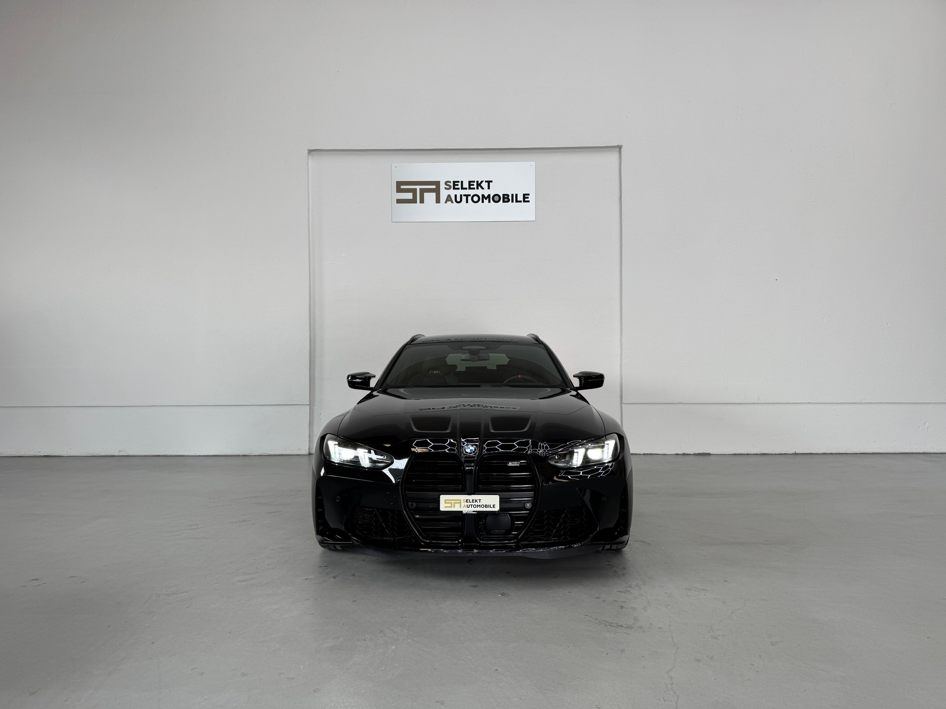 BMW M3 Touring xDrive Competition M | Black Sapphire-showroom-element-2