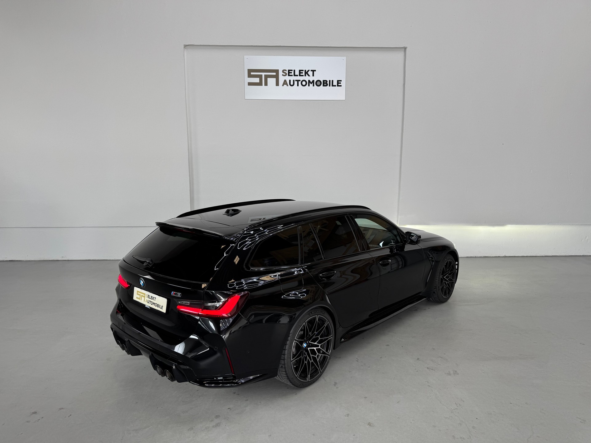 BMW M3 Touring xDrive Competition M | Black Sapphire-image-5
