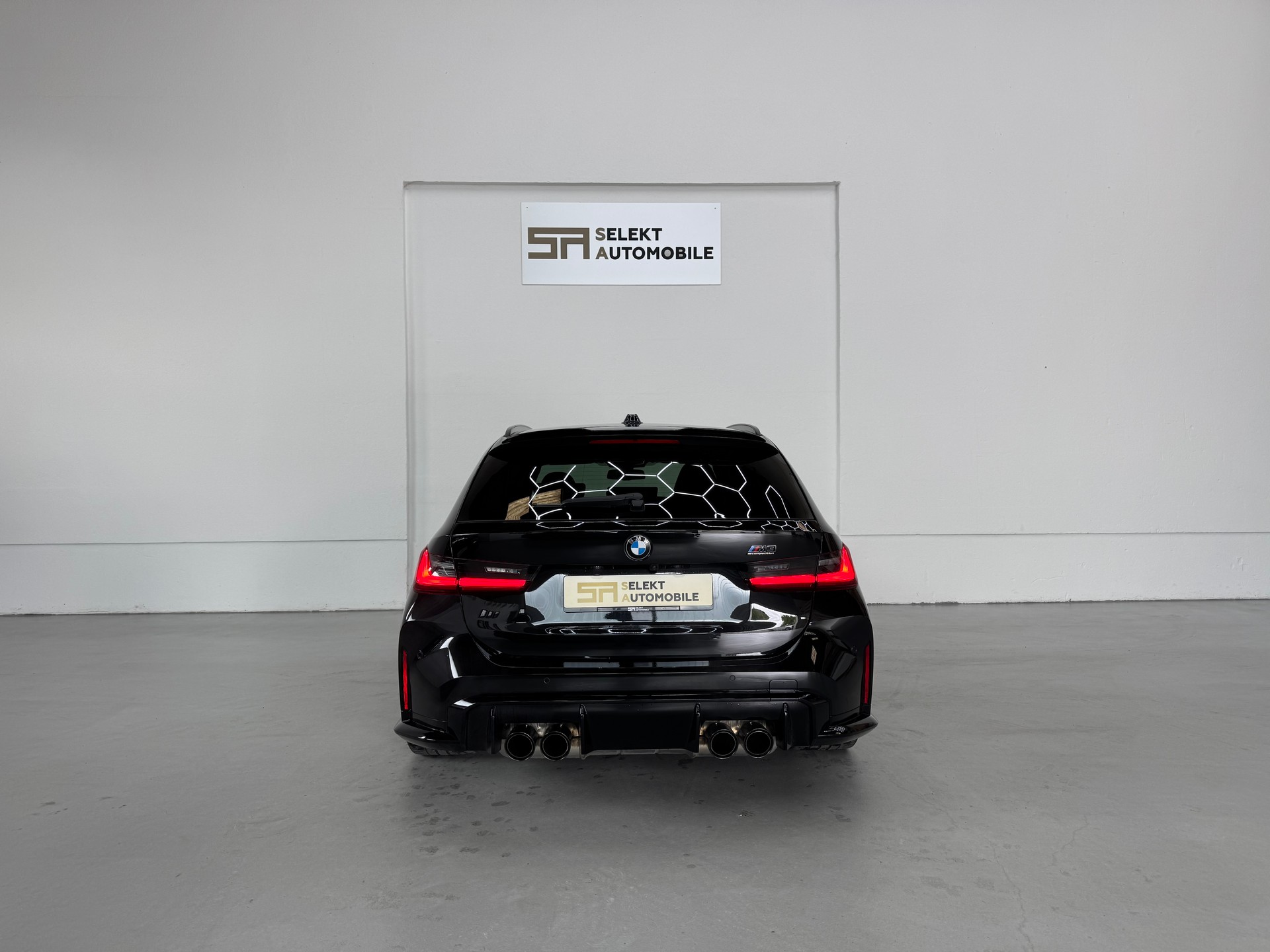 BMW M3 Touring xDrive Competition M | Black Sapphire-image-4