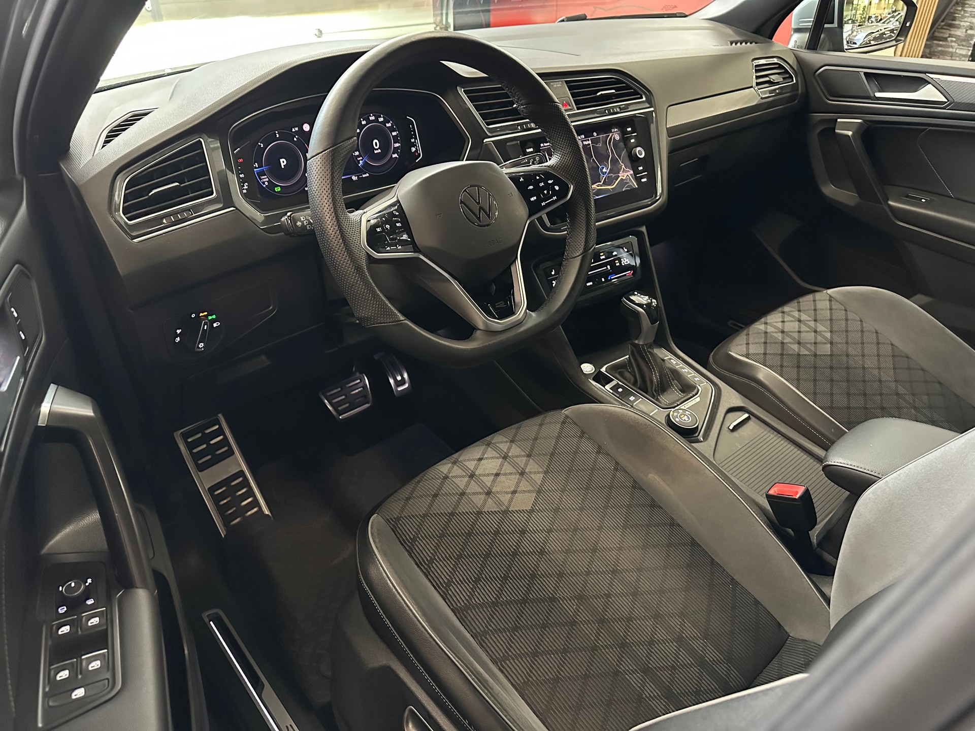 VW Tiguan Allspace 2.0 TDI SCR R-Line 4Motion DSG-image-8