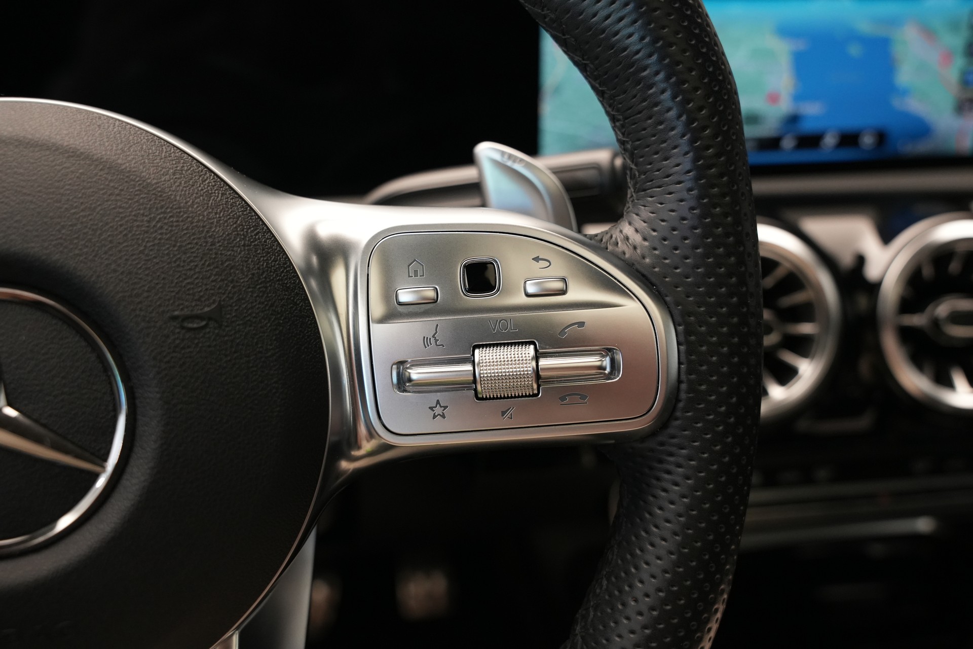 MERCEDES-BENZ CLA 35 AMG 4Matic 7G-DCT *CH-Fahrzeug*-image-32