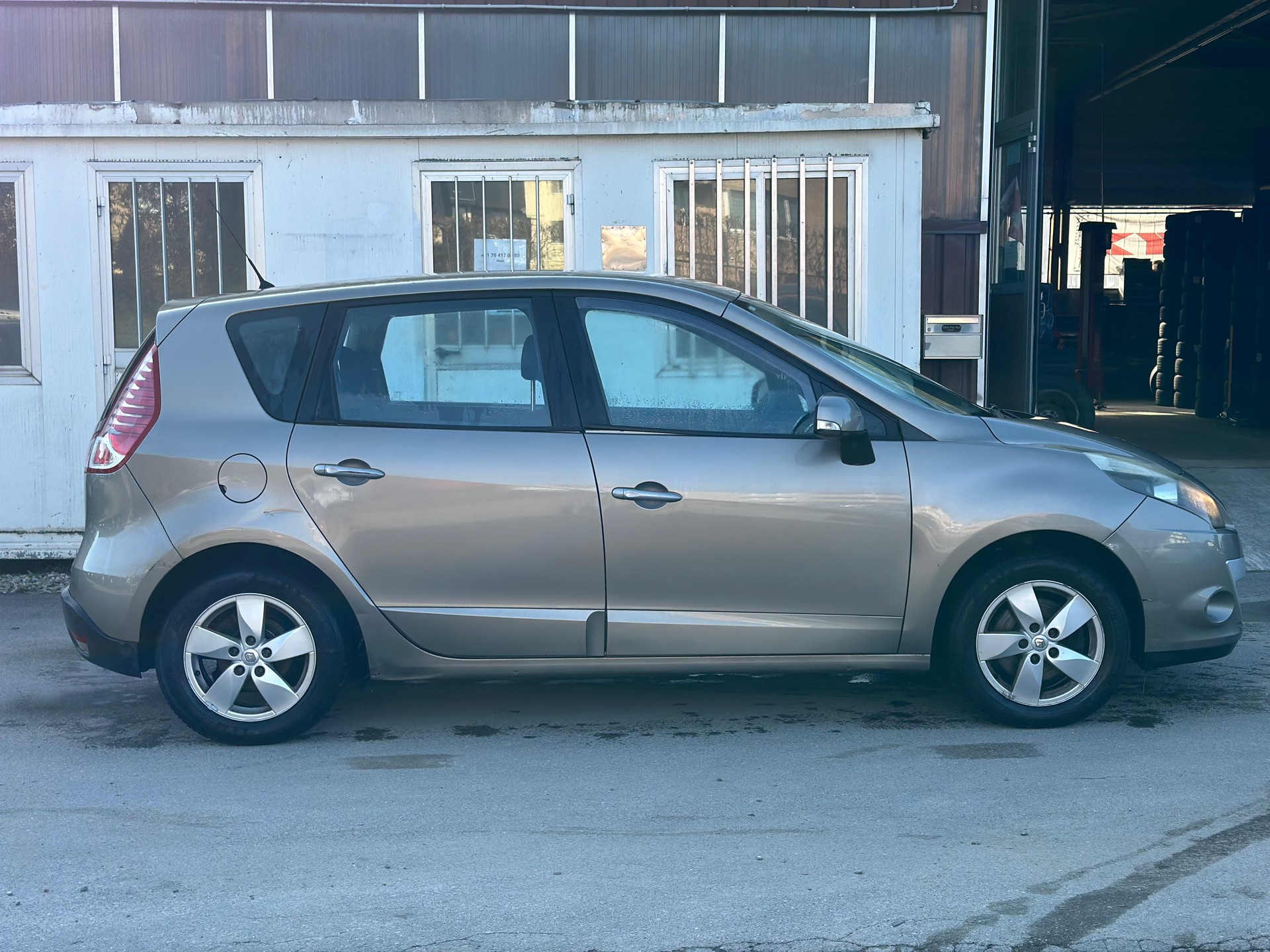 RENAULT Scénic 1.4 16V Turbo Dynamique-image-1