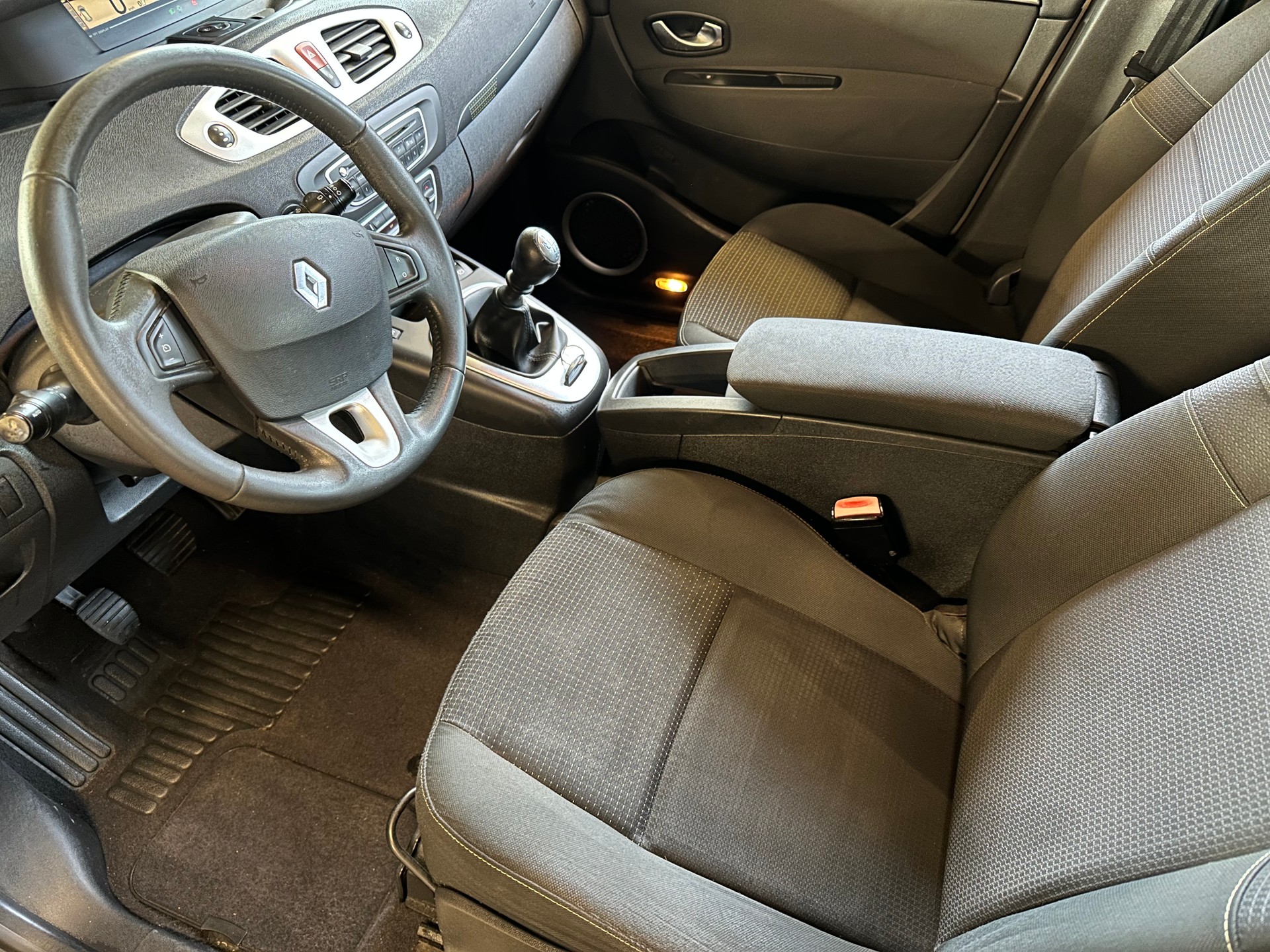 RENAULT Scénic 1.4 16V Turbo Dynamique-image-7