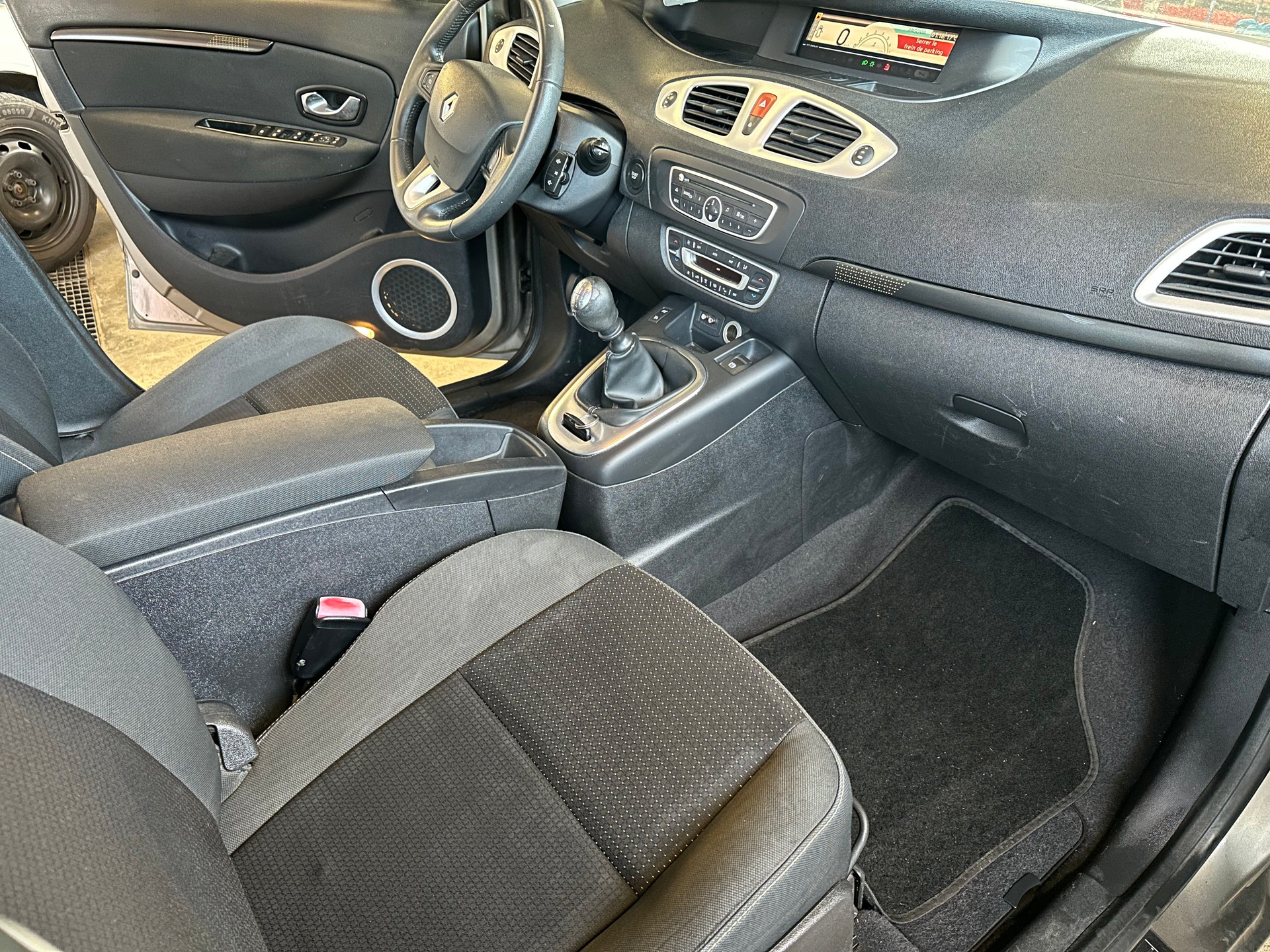 RENAULT Scénic 1.4 16V Turbo Dynamique-image-8