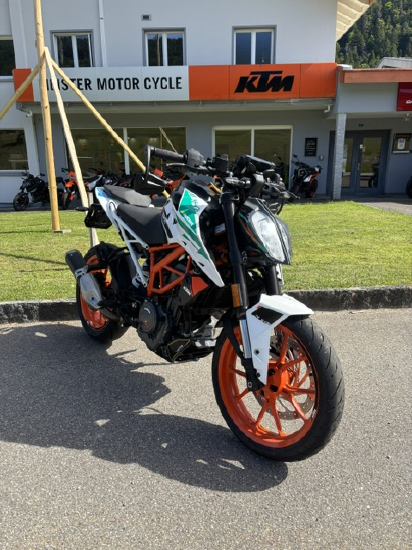 KTM 390 Duke-image-2