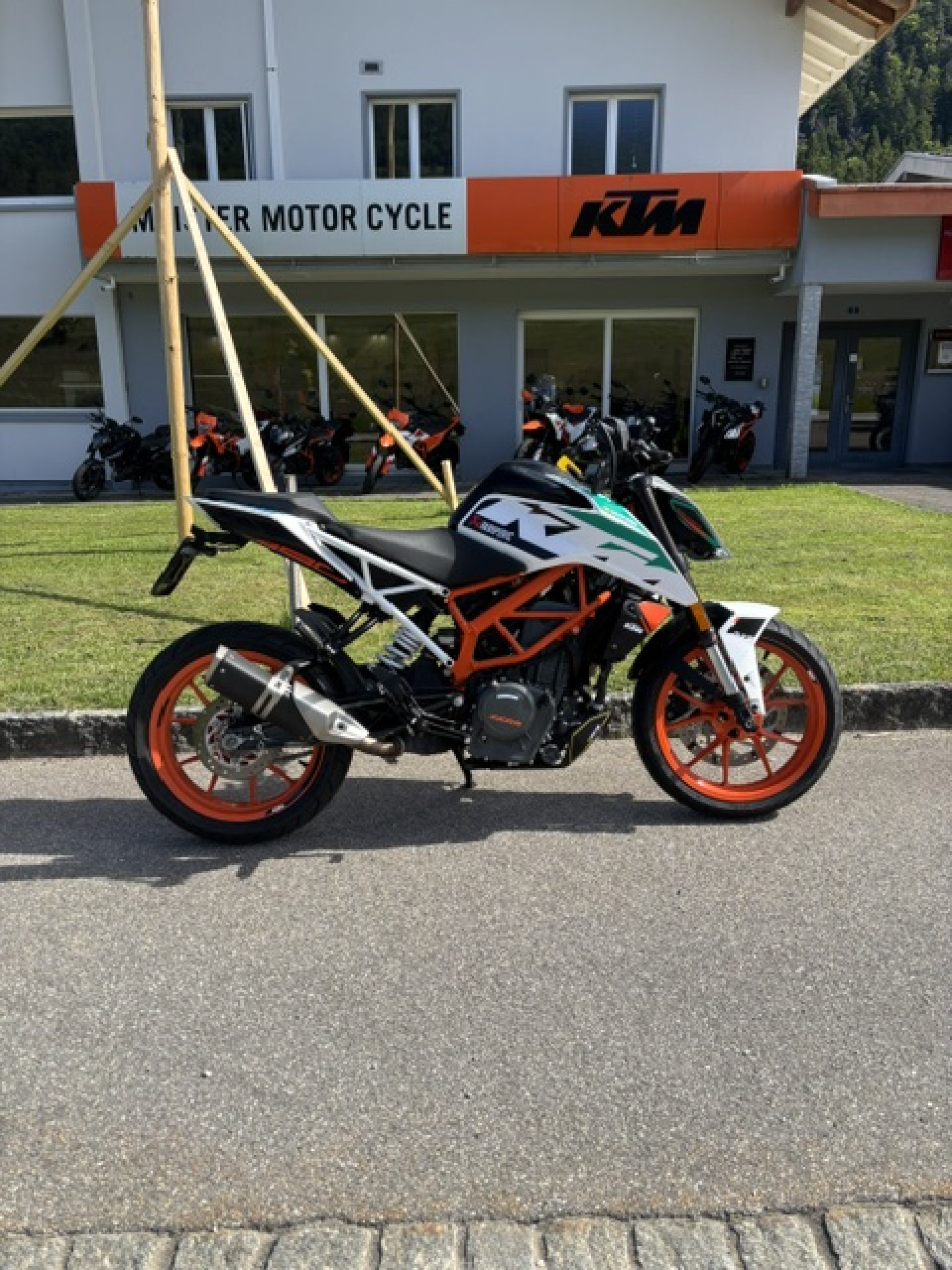 KTM 390 Duke-image-1