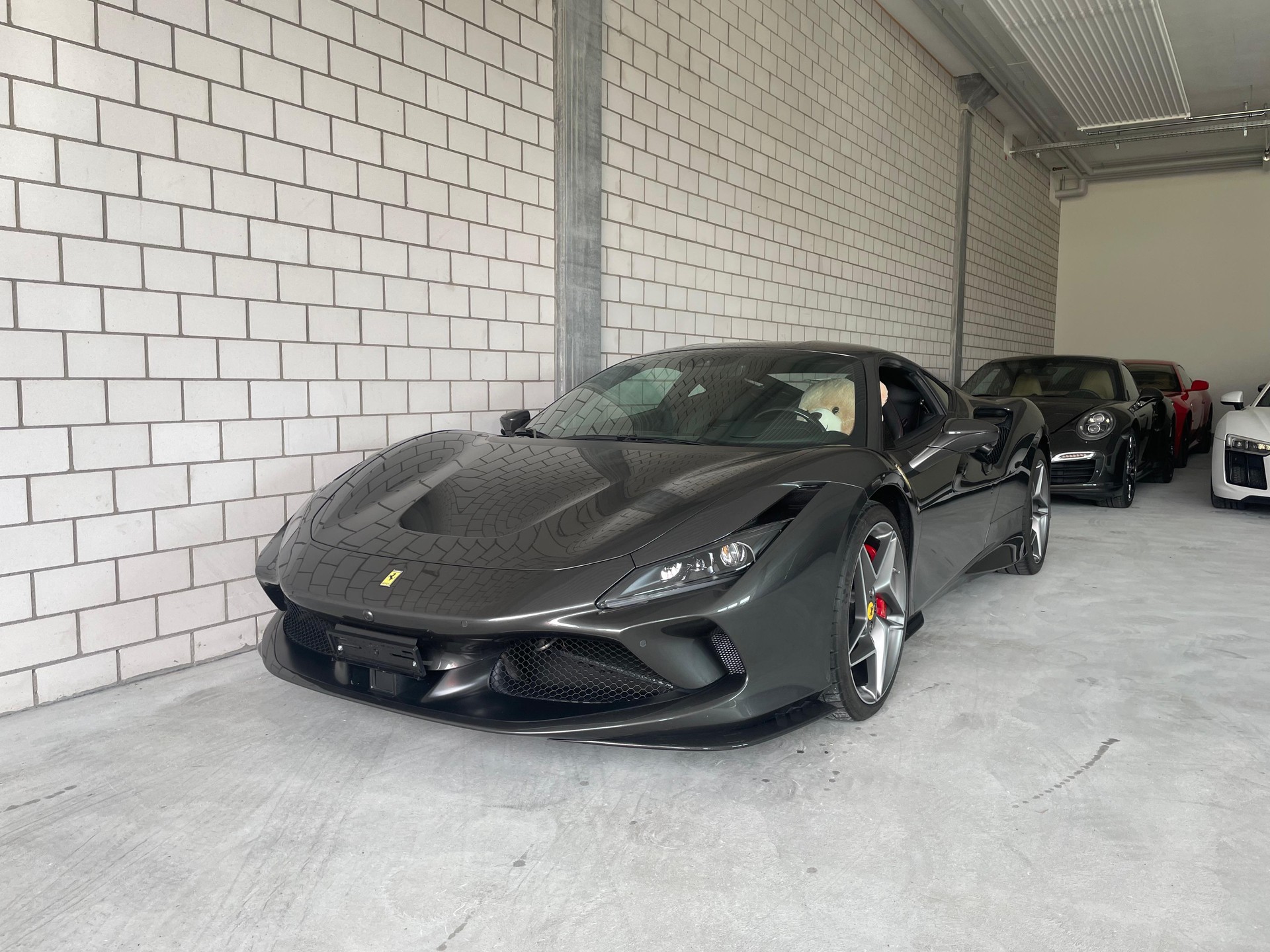 FERRARI F8 Tributo Ferrari Historical Colour + Full Carbon (15 Carbon-Optionen ab Werk)-showroom-element-1