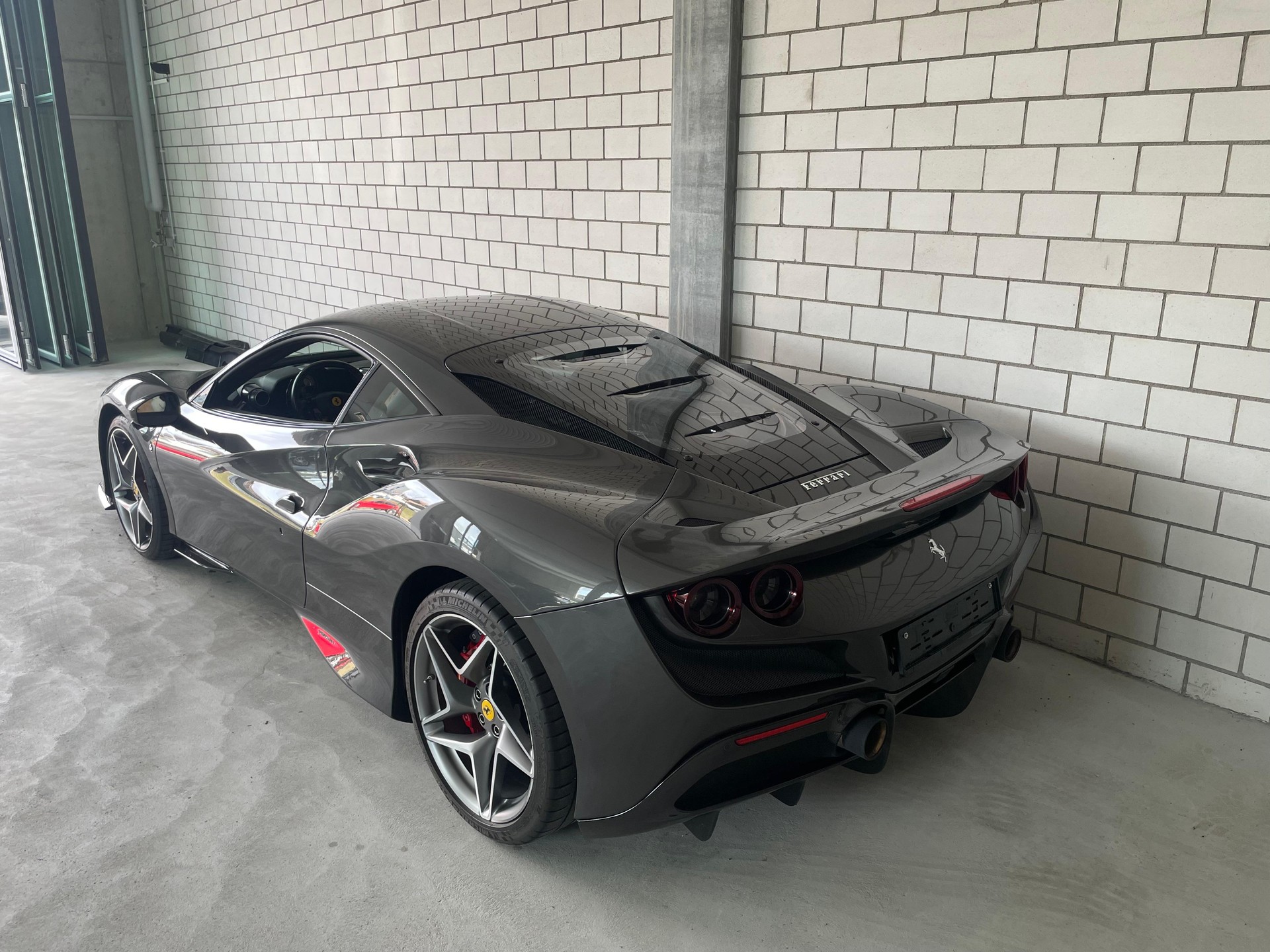 FERRARI F8 Tributo Ferrari Historical Colour + Full Carbon (15 Carbon-Optionen ab Werk)-showroom-element-3