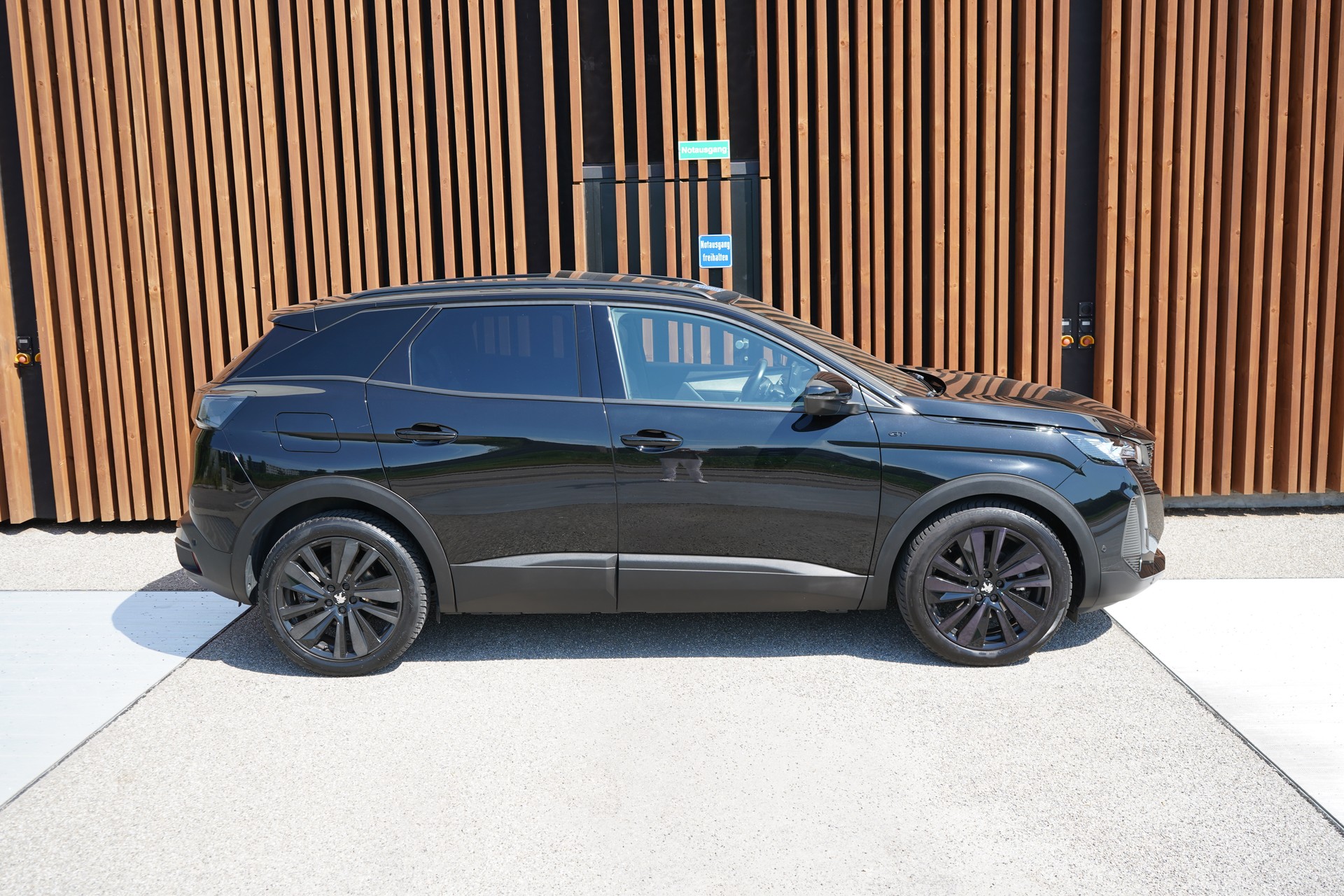 PEUGEOT 3008 1.5 BLUEHDi GT PACK BLACK EAT8 l 130 PS-image-2