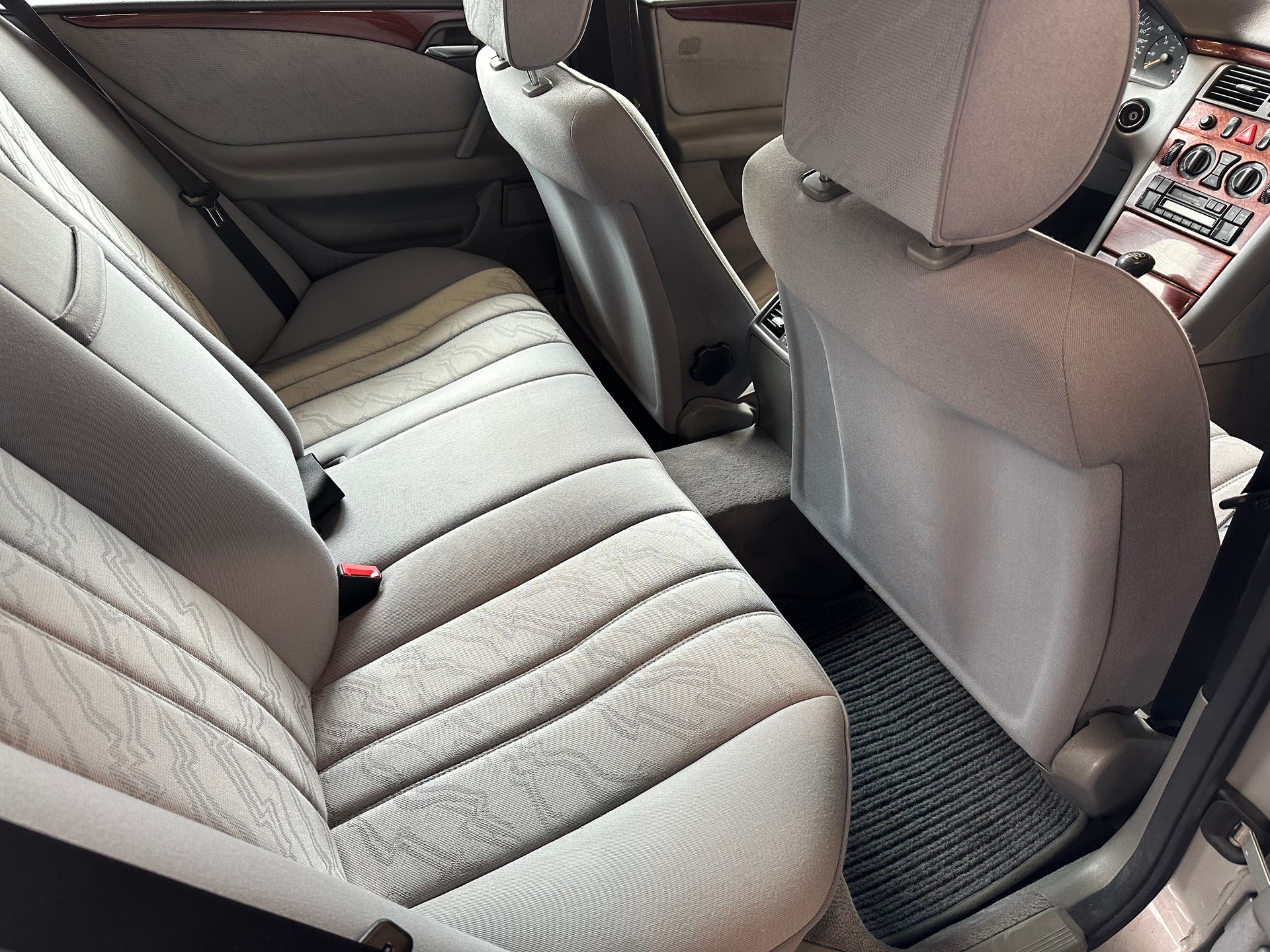 MERCEDES-BENZ E 290 TD Classic-image-12