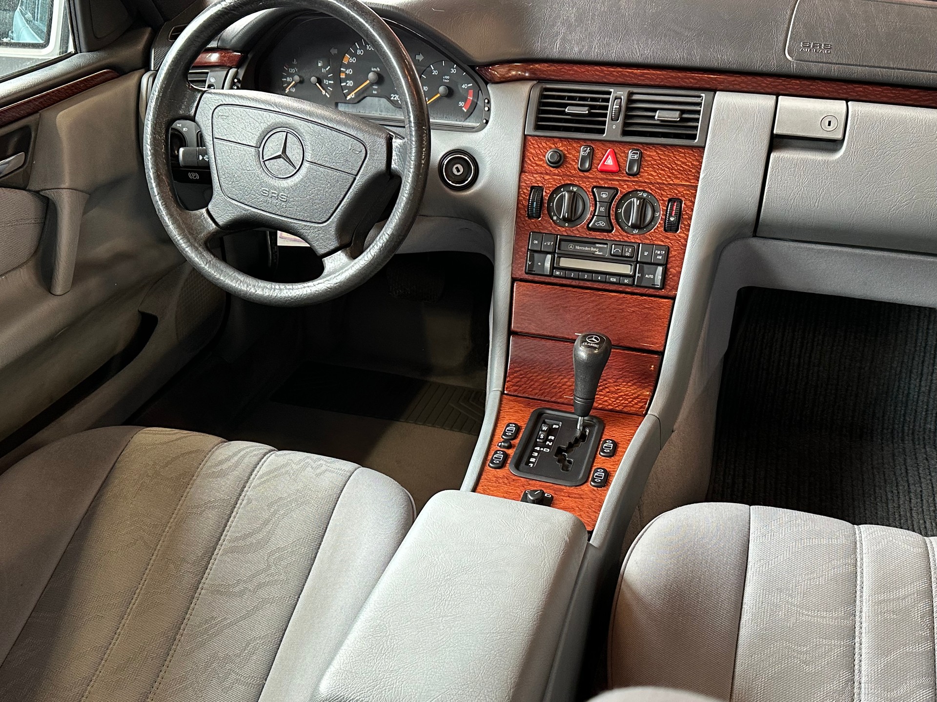 MERCEDES-BENZ E 290 TD Classic-image-10