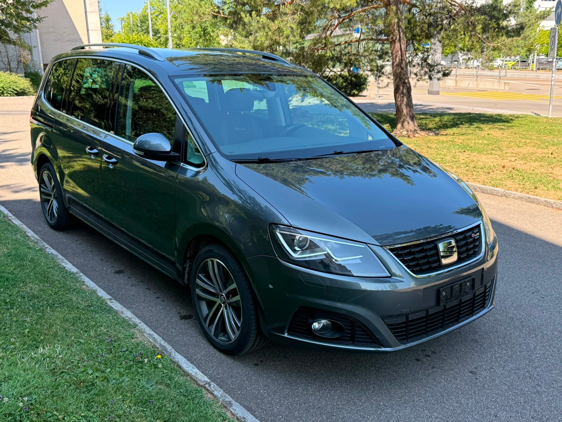 SEAT Alhambra 2.0 TDI DSG SWISS FR-image-1