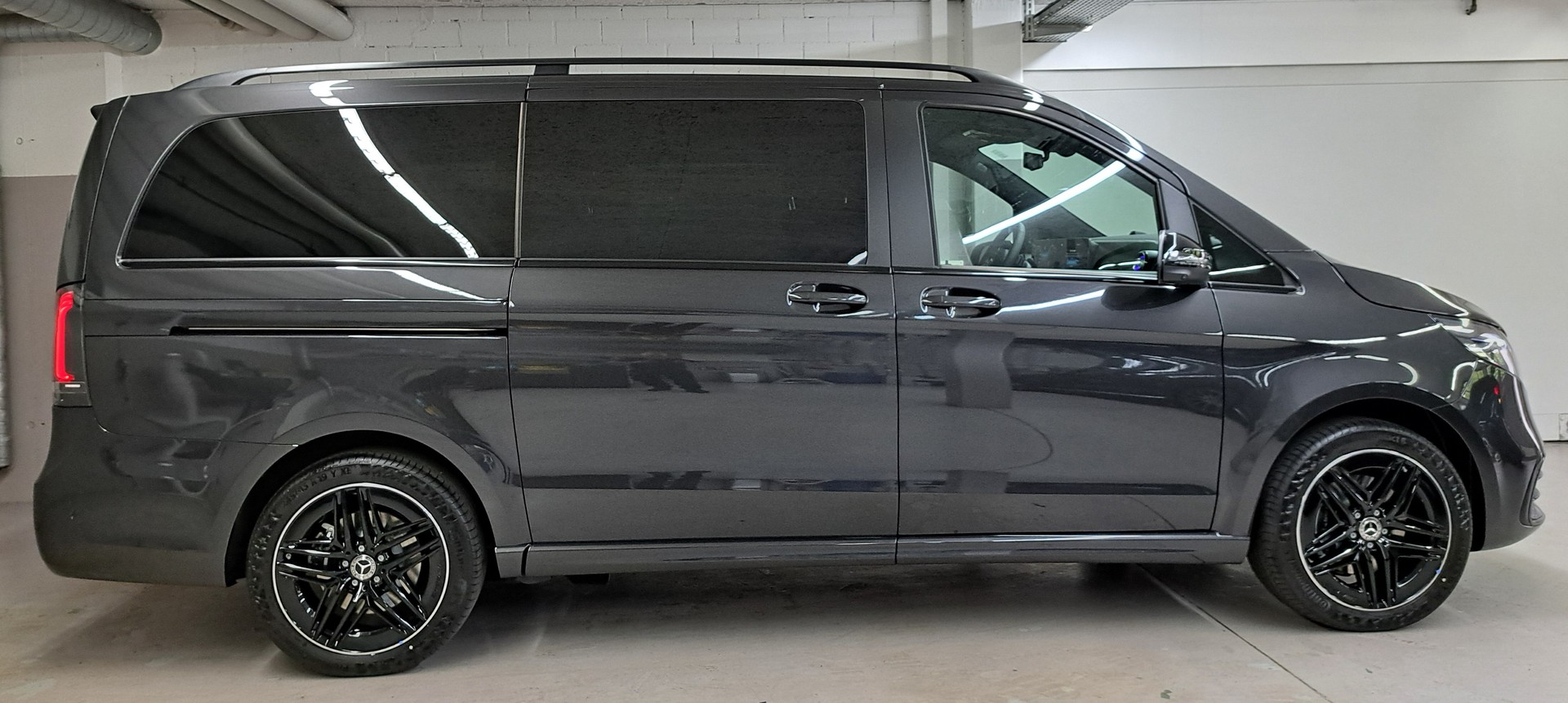 MERCEDES-BENZ V 300 d 4MATIC EXCLUSIVE Swiss Edition 3200mm L-showroom-element-1