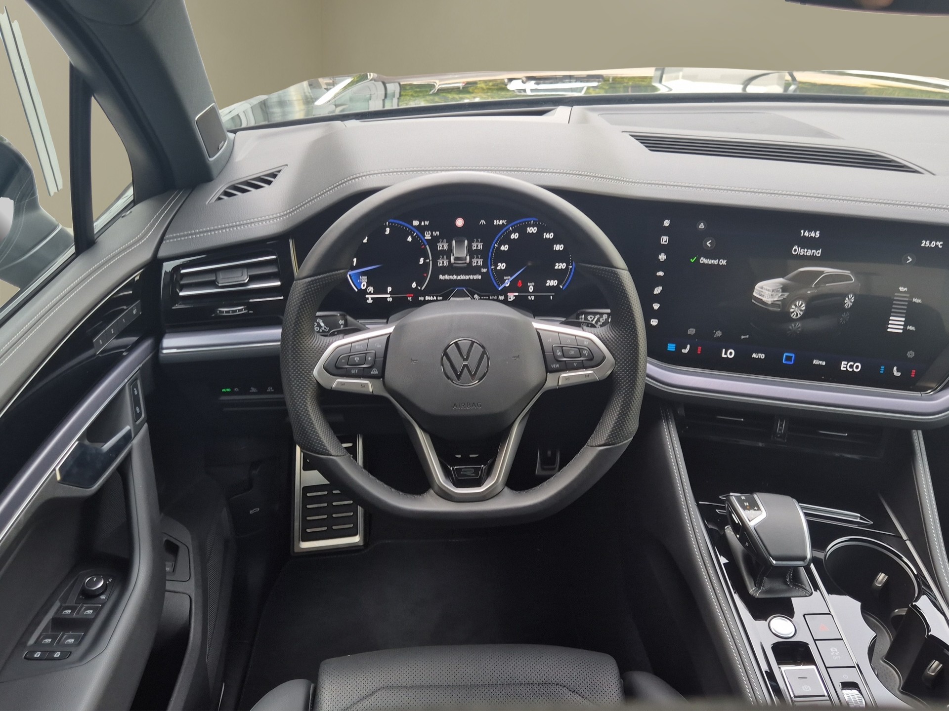 VW Touareg 3.0 TDI R-Line Tiptronic-image-11