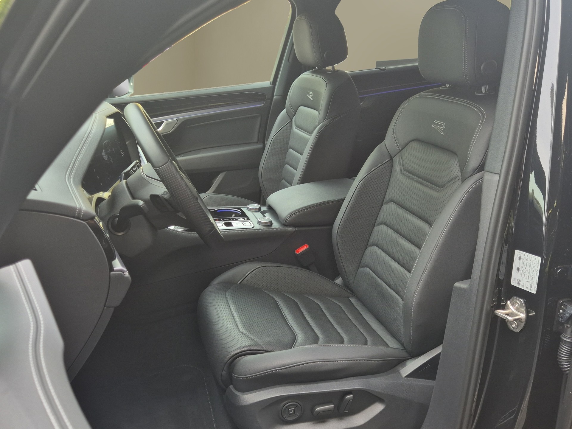 VW Touareg 3.0 TDI R-Line Tiptronic-image-8