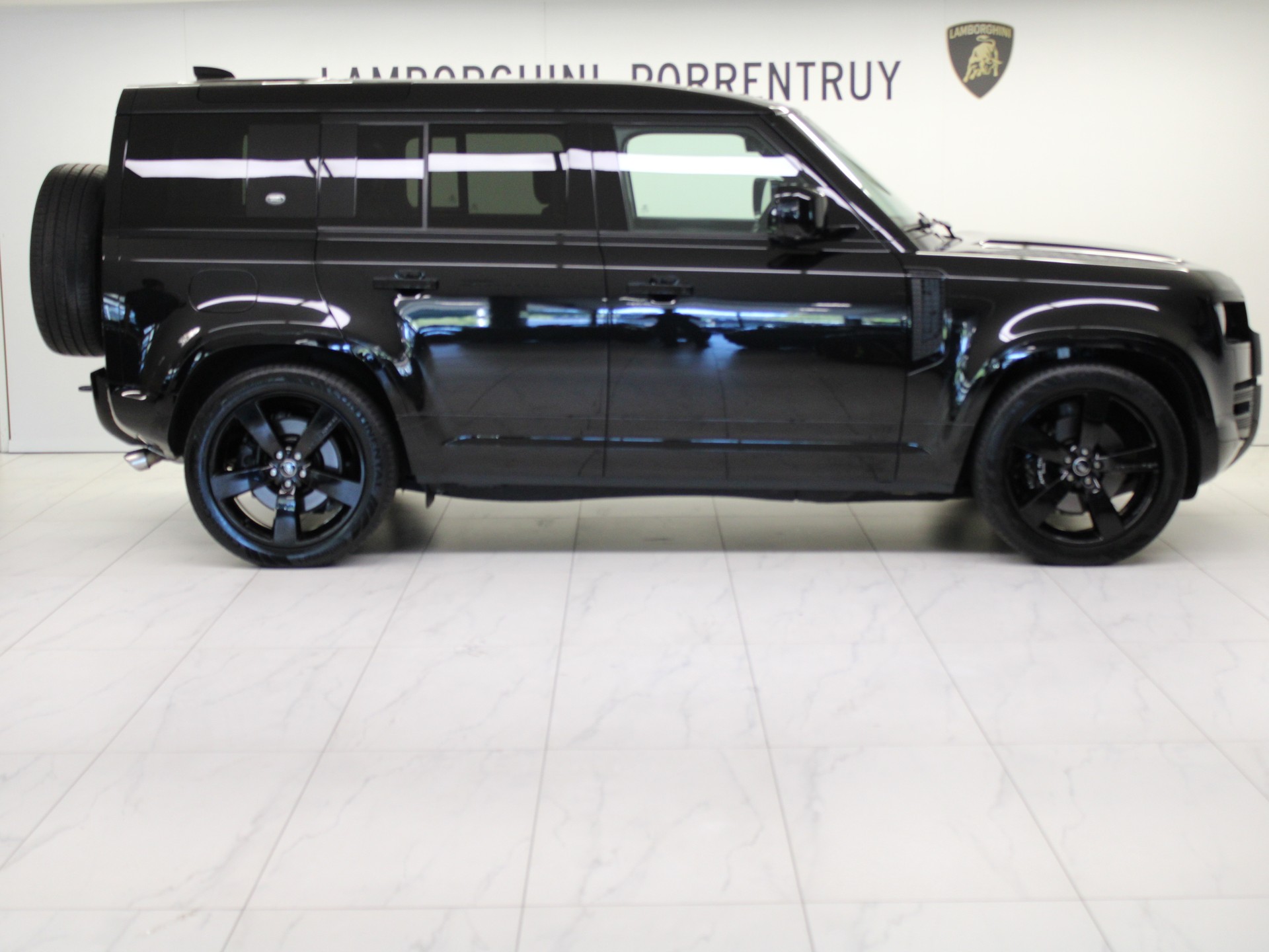 LAND ROVER Defender 110 525 V8 5.0 AT8-image-1