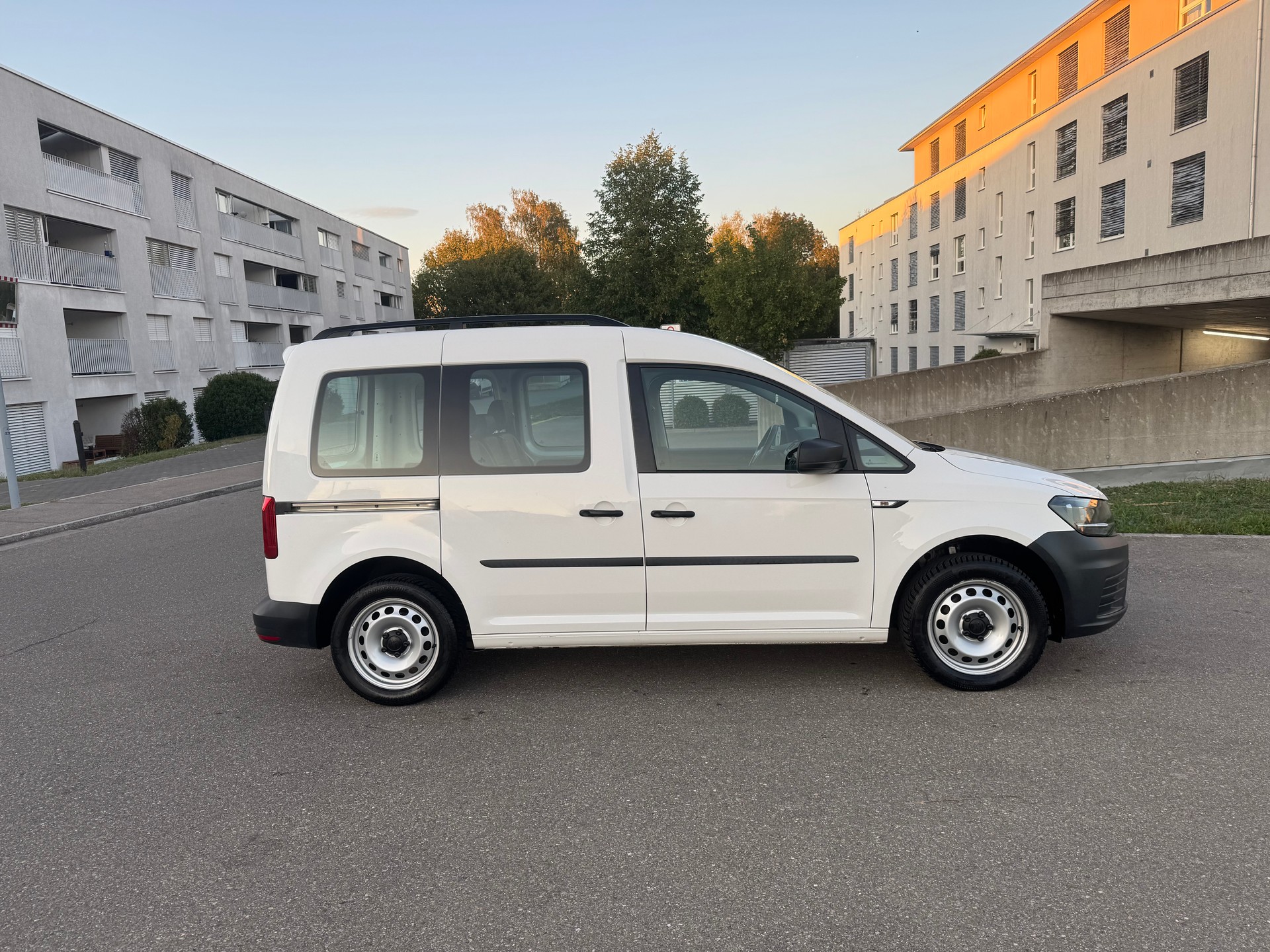 VW Caddy 2.0 TDI Beach Liberty-image-8