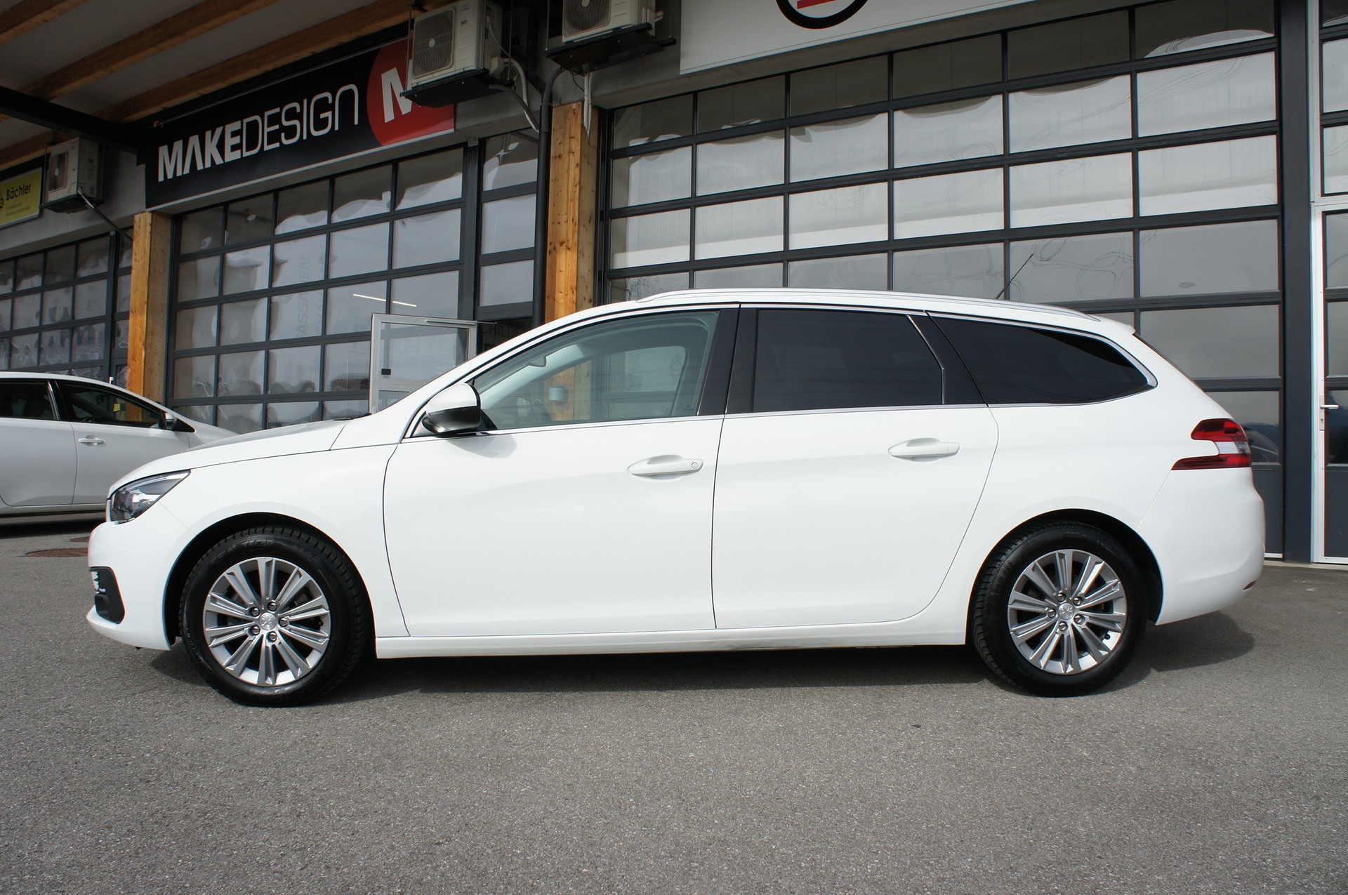 PEUGEOT 308 SW 1.5 BlueHDI Allure EAT8-showroom-element-1