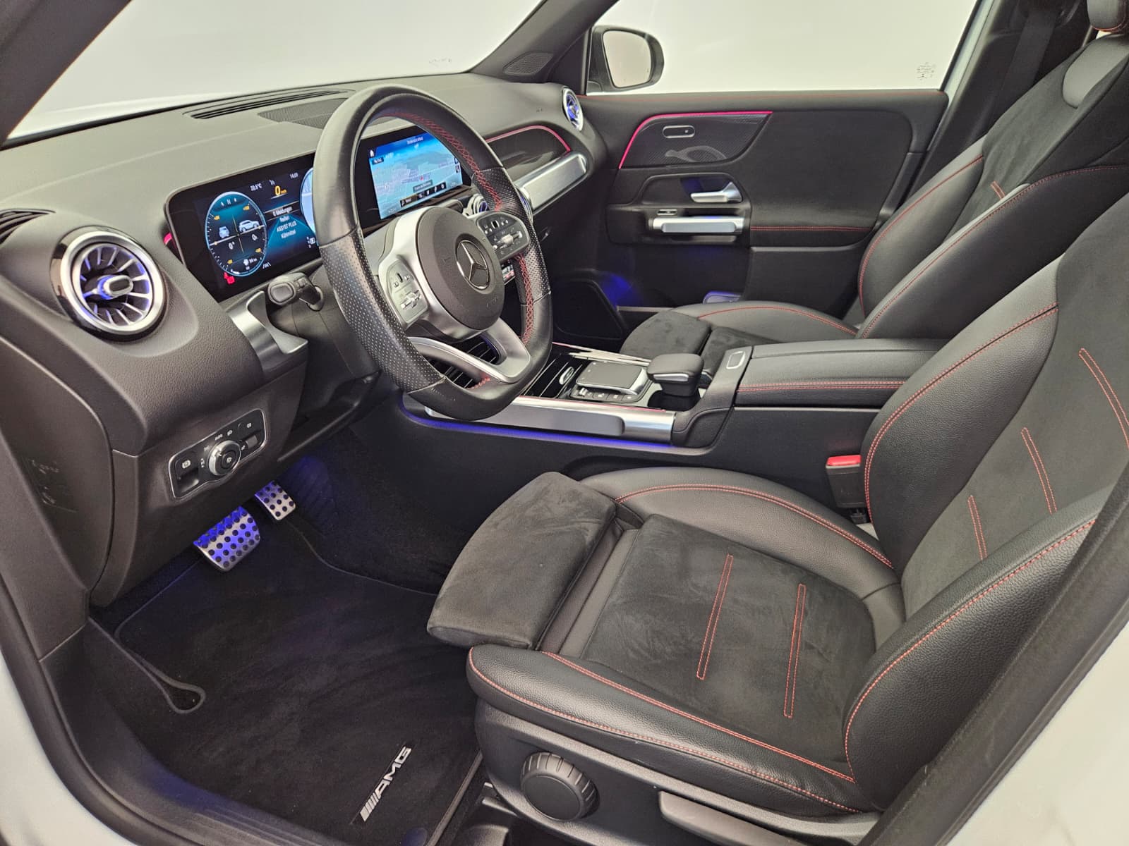 MERCEDES-BENZ GLB 250 AMG Line 8G-Tronic-image-10