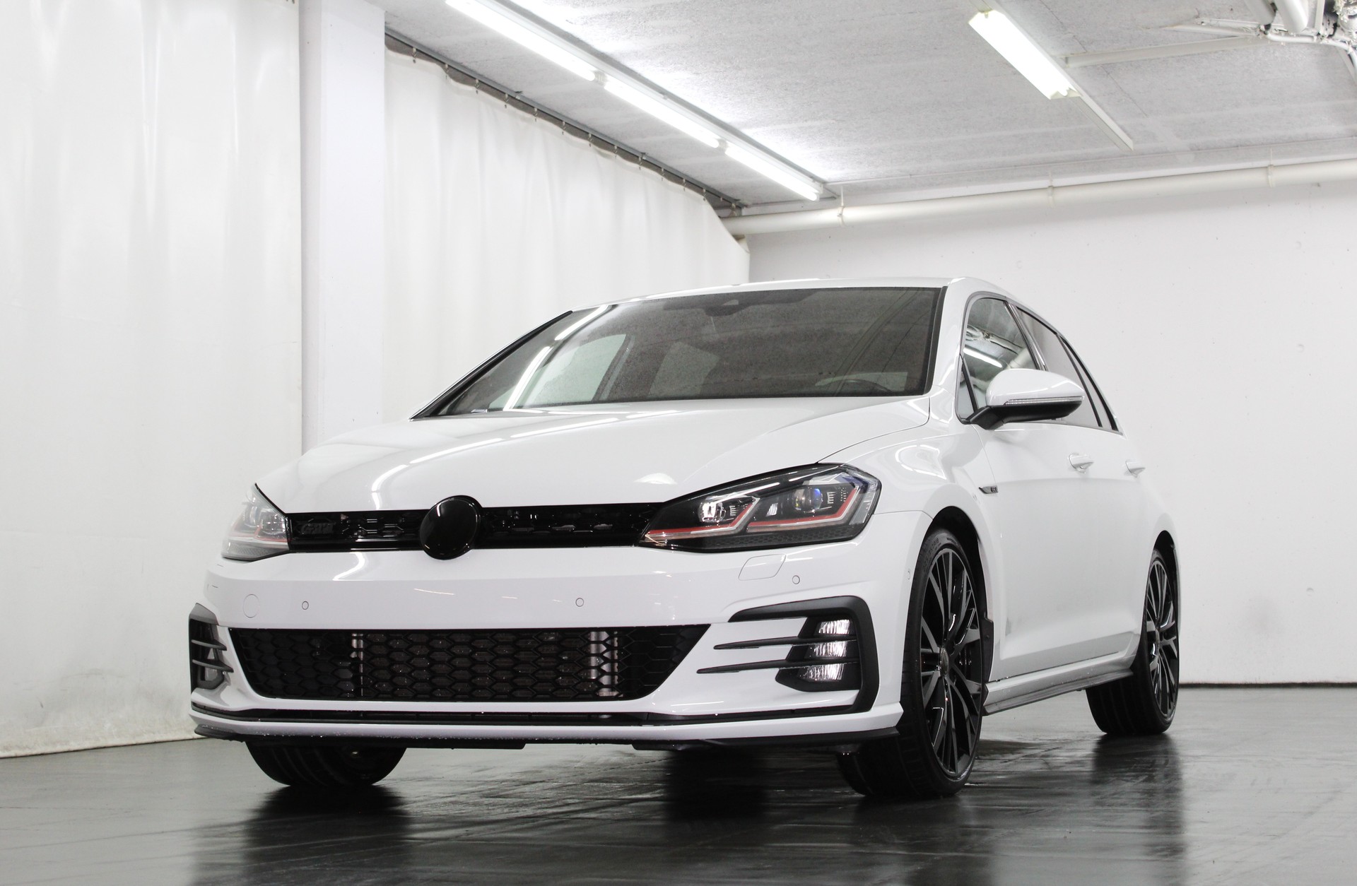 VW Golf 2.0 TSI GTI Performance DSG Black Edition 245PS / CH-Fahrzeug-showroom-element-3