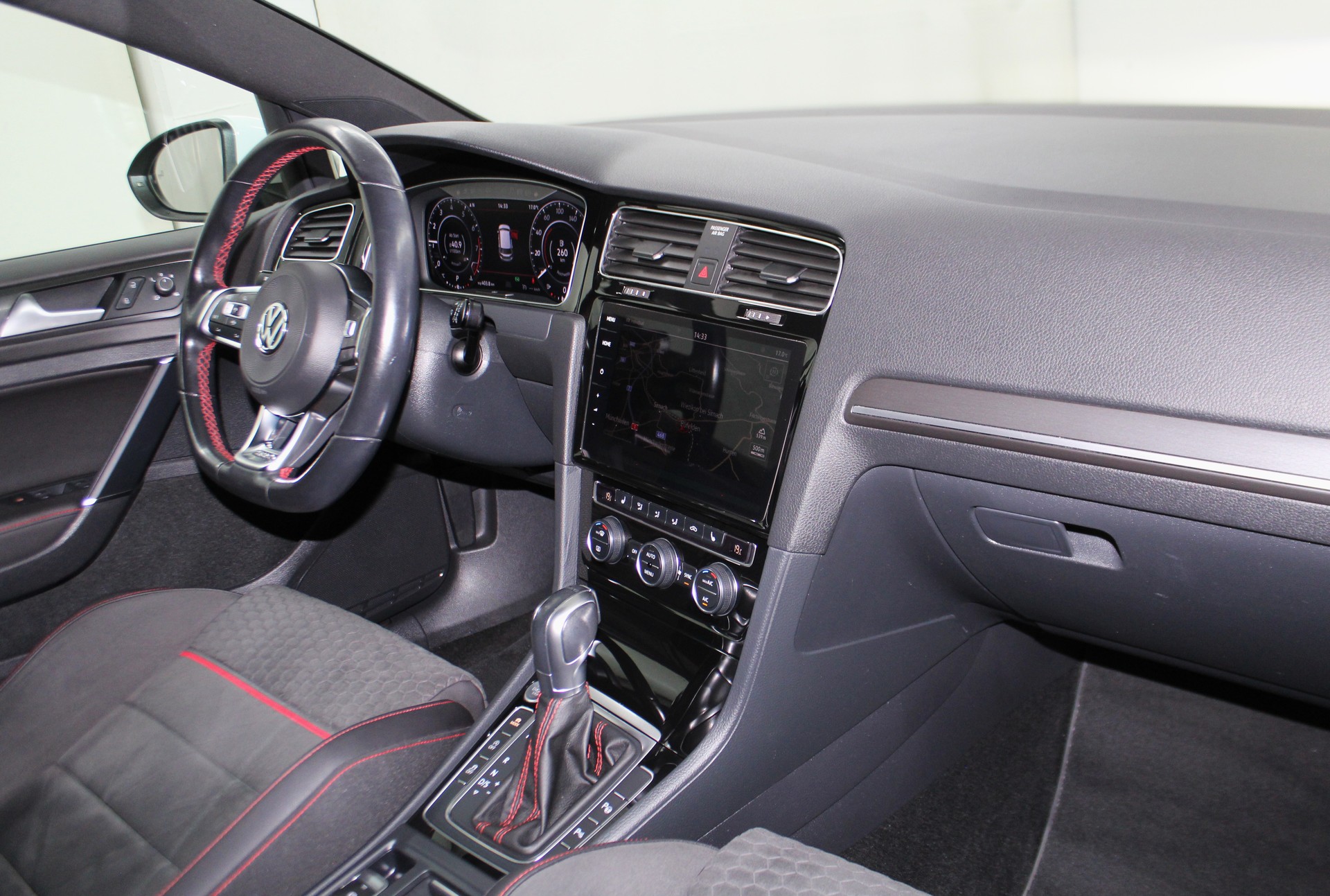 VW Golf 2.0 TSI GTI Performance DSG Black Edition 245PS / CH-Fahrzeug-image-11
