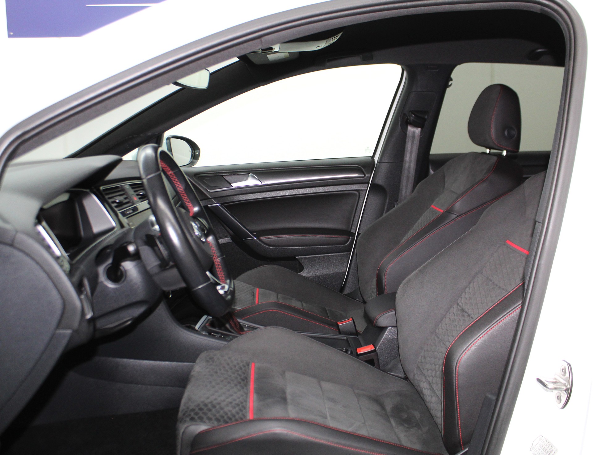 VW Golf 2.0 TSI GTI Performance DSG Black Edition 245PS / CH-Fahrzeug-image-7