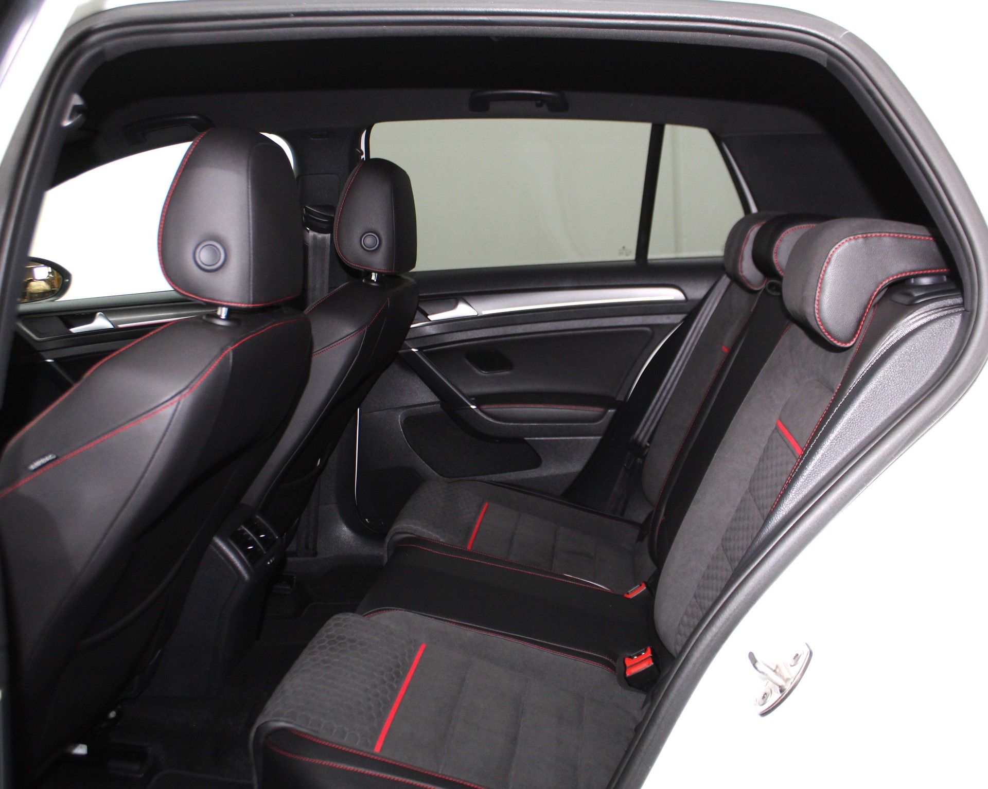 VW Golf 2.0 TSI GTI Performance DSG Black Edition 245PS / CH-Fahrzeug-image-9