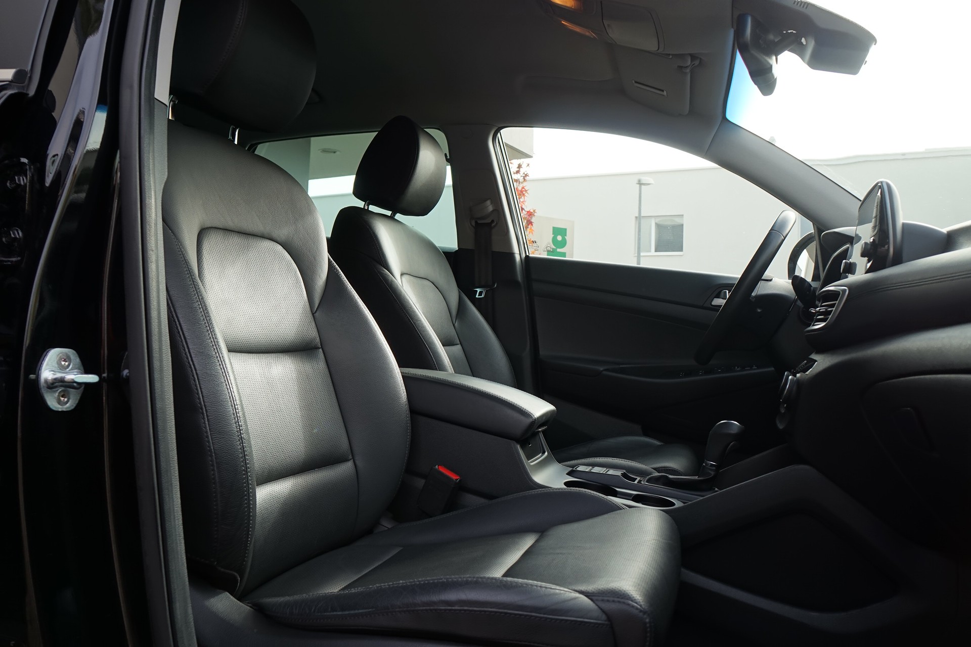 HYUNDAI Tucson 1.6 CRDI Amplia 4WD - SWISS EDITION - LED LICHT - KAMERA - WINTER PAKET - SPUR ASSISTENT - KOLLISIONS ASSISTTENT **-image-8