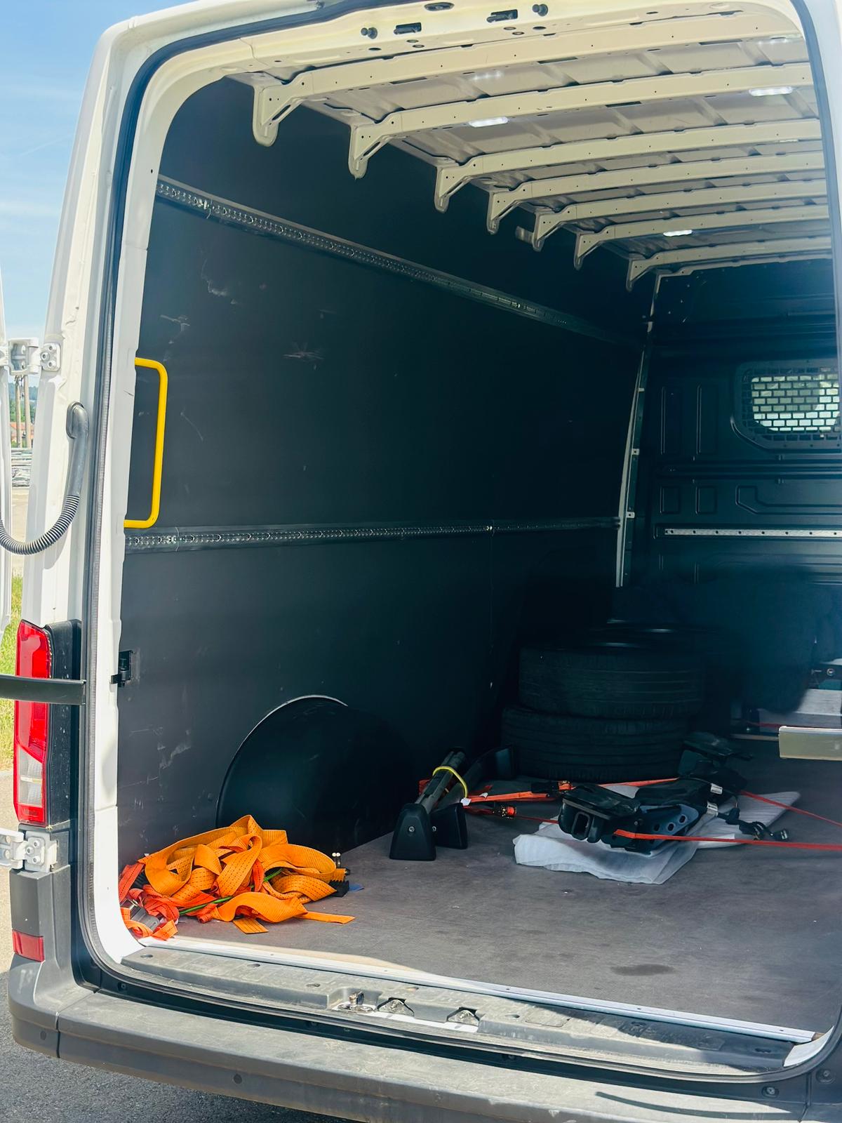 VW Crafter 35 2.0 TDI Model 2025-image-12