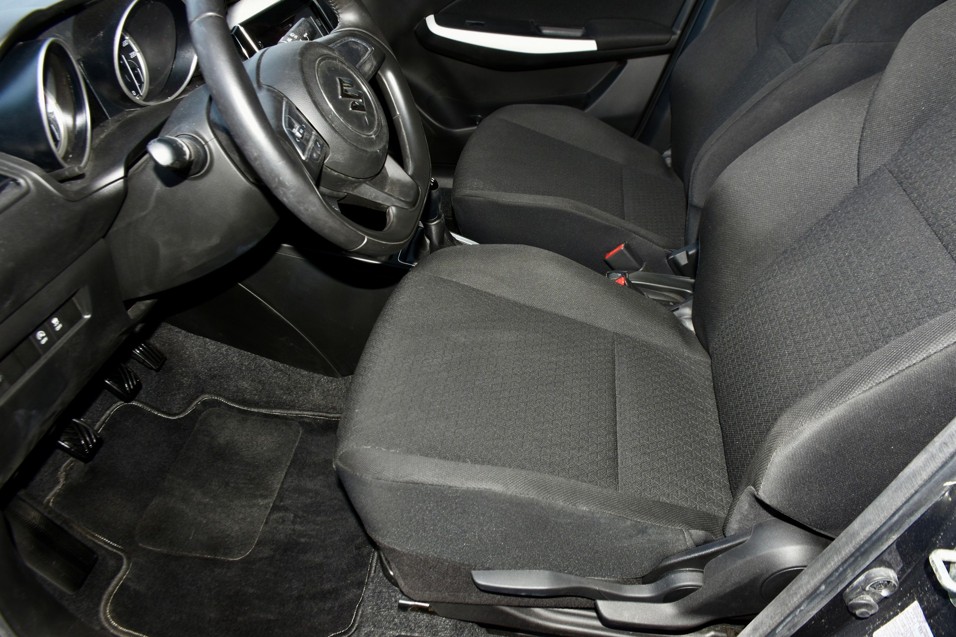 SUZUKI Swift 1.2 Generation Hybrid-showroom-element-3