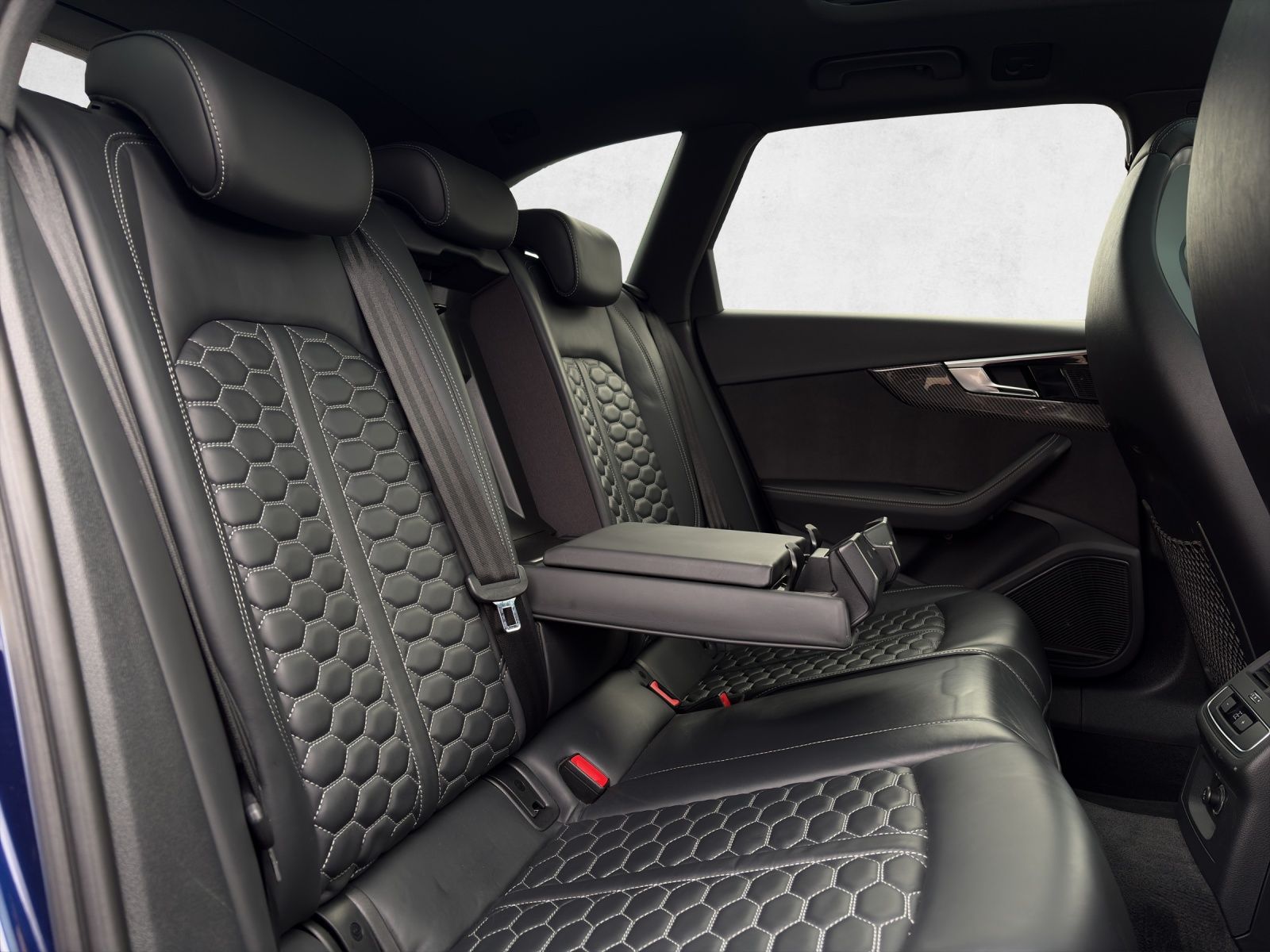 AUDI RS4 Avant quattro tiptronic-image-16