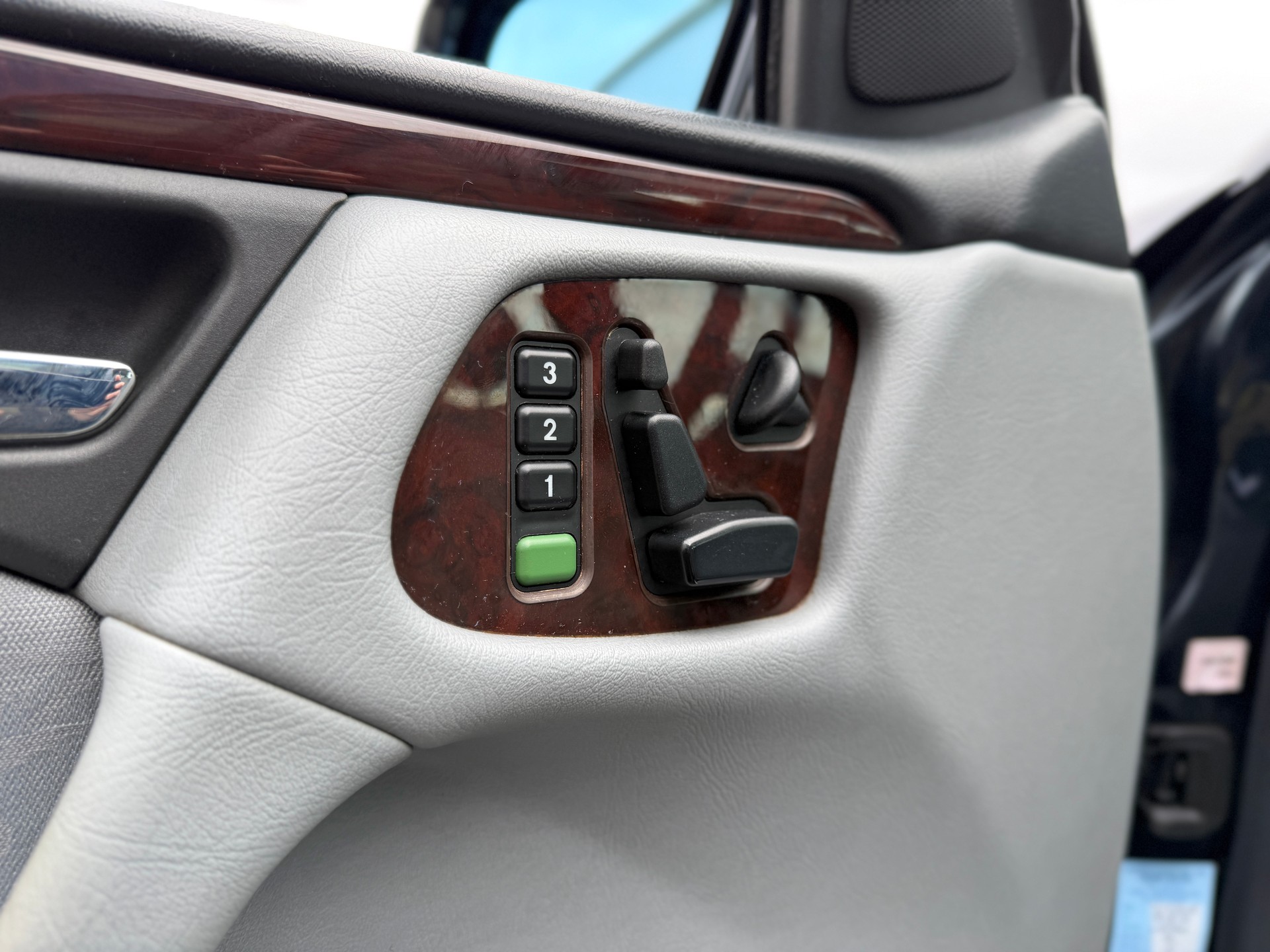 MERCEDES-BENZ E 320 Elégance Automatic-image-24