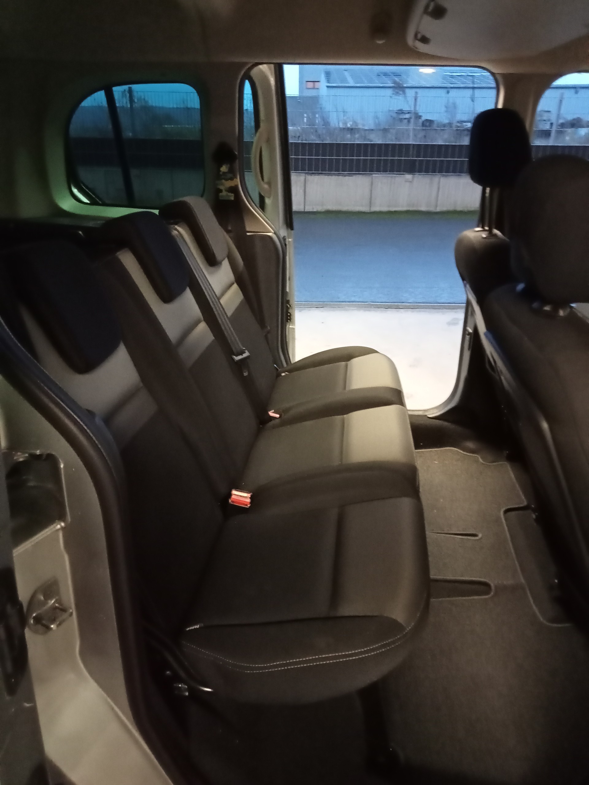 RENAULT Kangoo 1.2 16V Turbo 90th Anniversary EDC-image-12