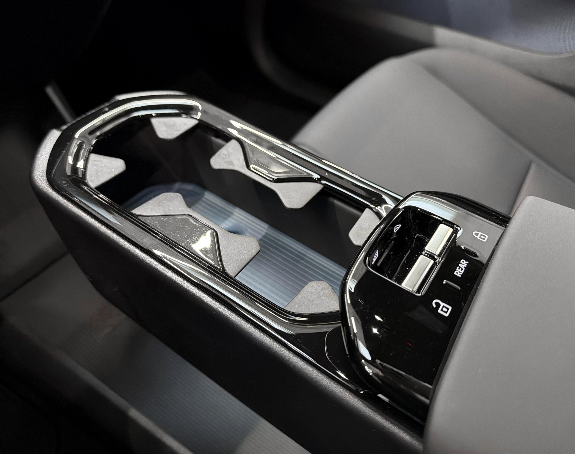 VOLVO EX 30 E40 Core-image-14