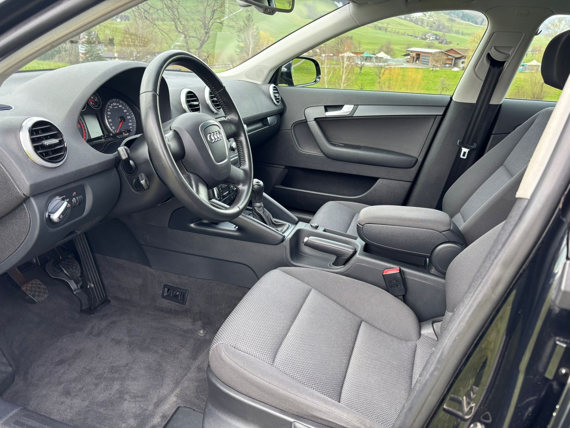 AUDI A3 Sportback 2.0 TDI Attraction-image-5
