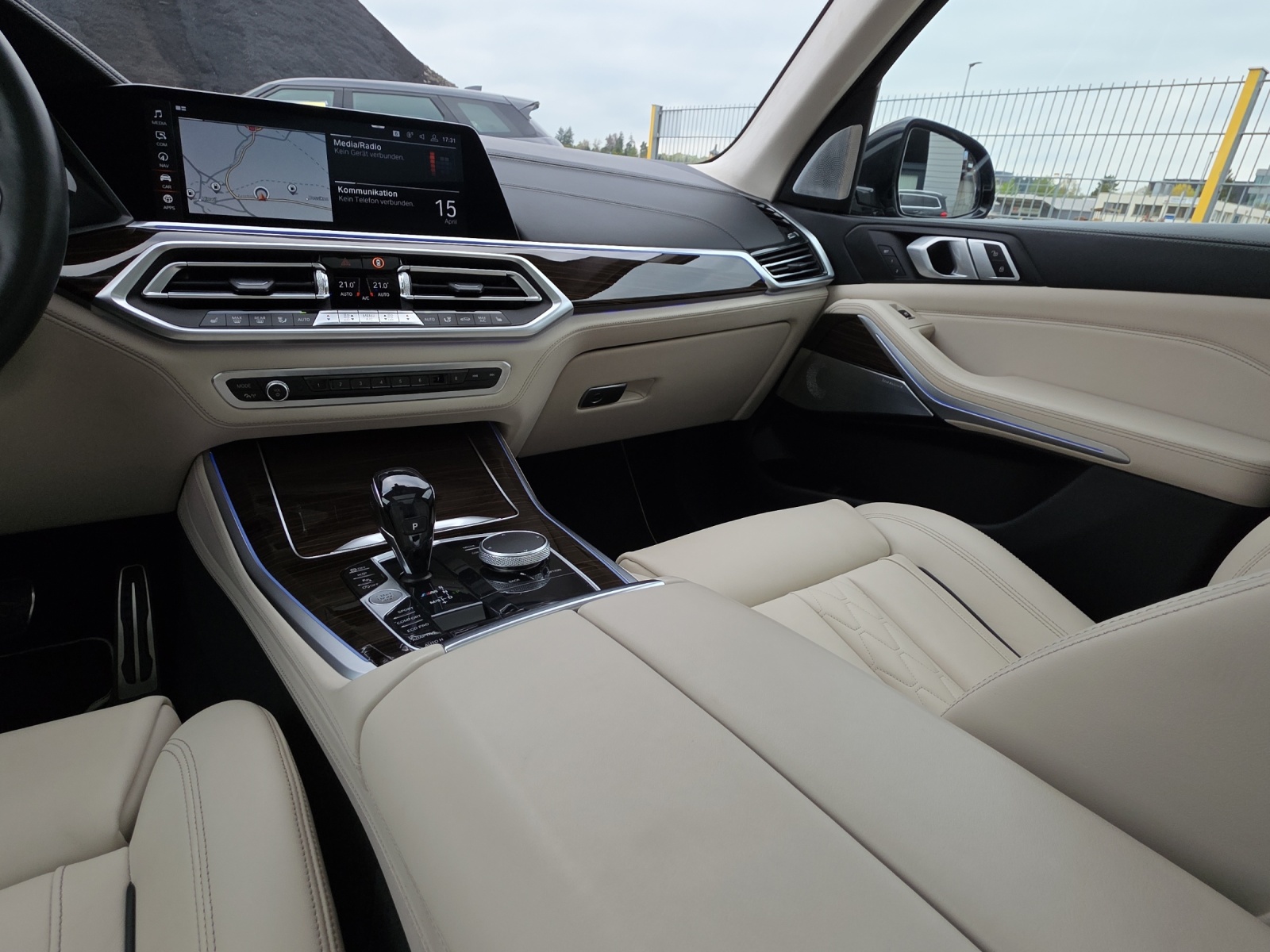 BMW X5 xDrive M50i Steptronic-image-12