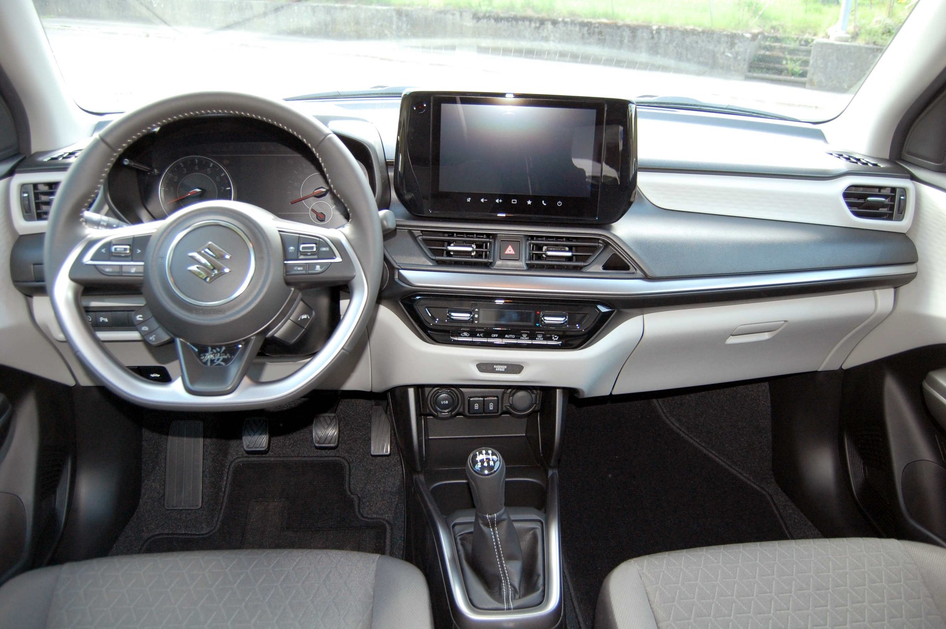 SUZUKI Swift 1.2 Sakura Top Hybrid 4x4-image-8
