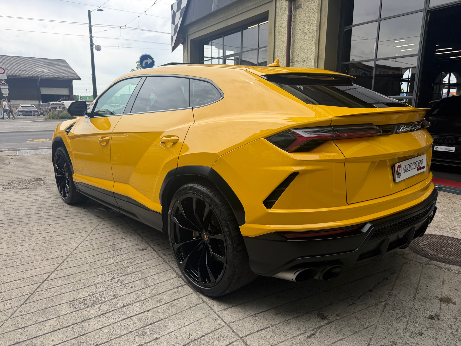LAMBORGHINI Urus E-Gear-image-3