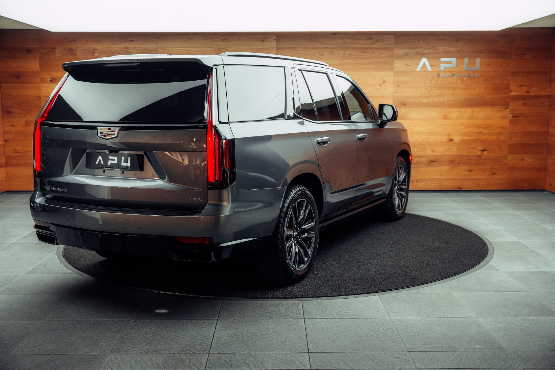 CADILLAC Escalade Platinum Sport-showroom-element-1