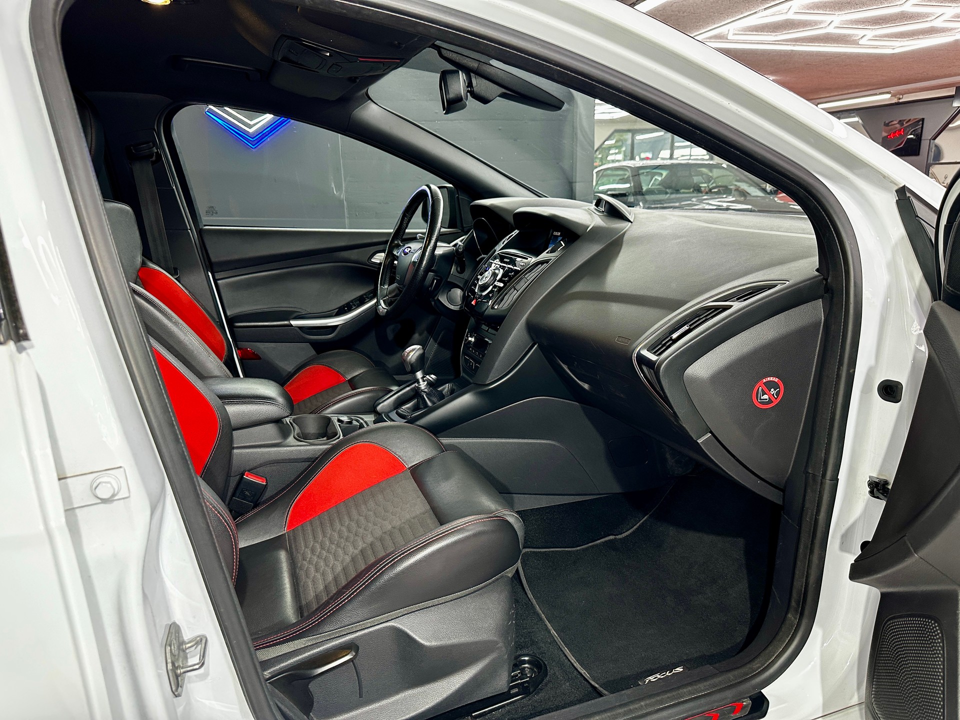 FORD Focus 2.0 SCTi ST-2-image-15