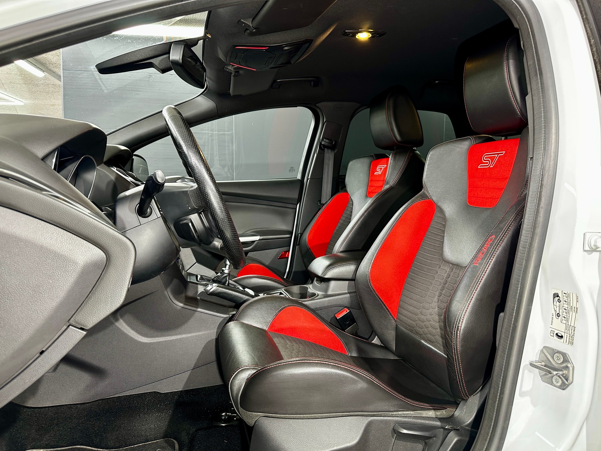 FORD Focus 2.0 SCTi ST-2-image-14