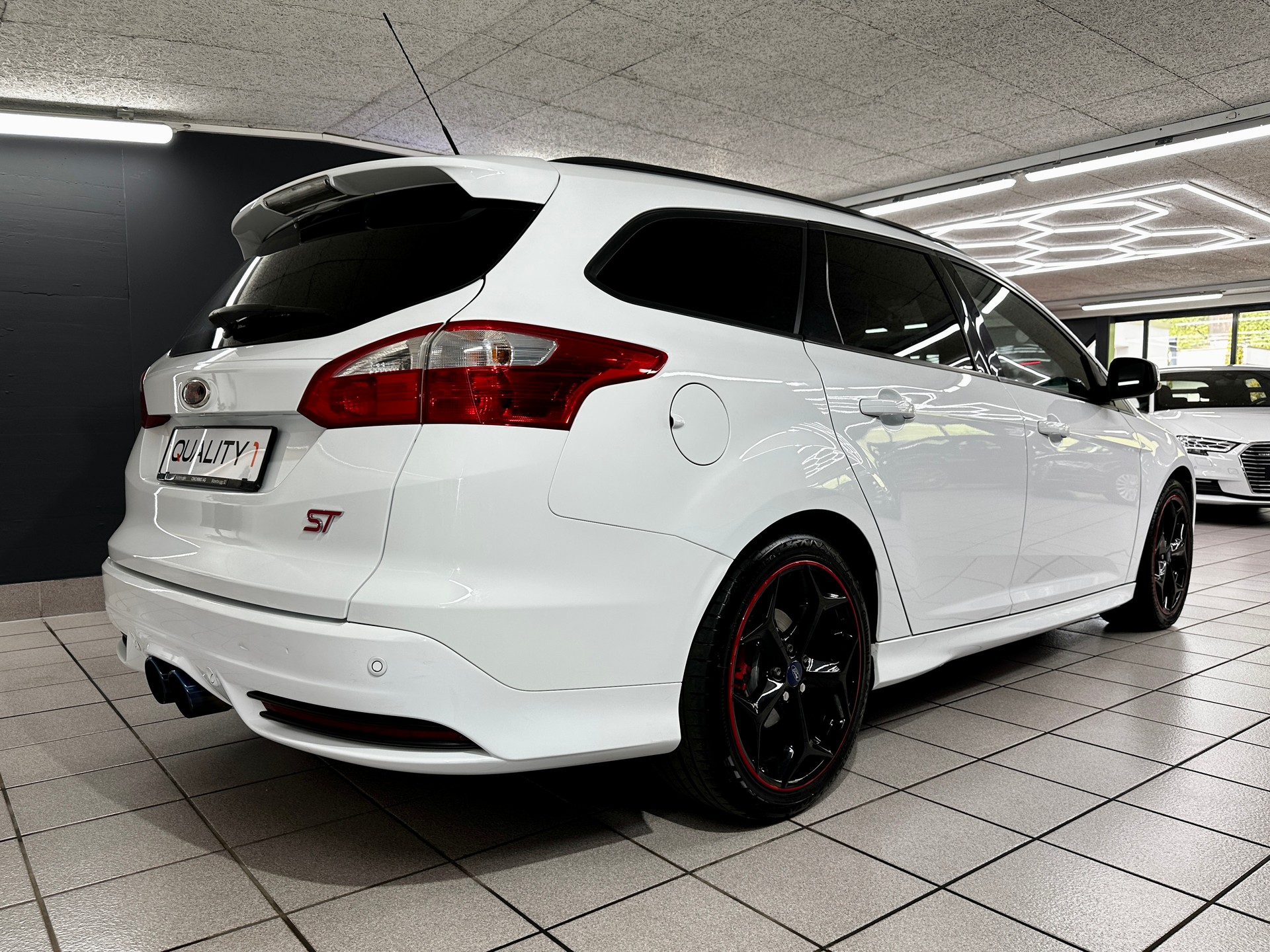 FORD Focus 2.0 SCTi ST-2-showroom-element-2