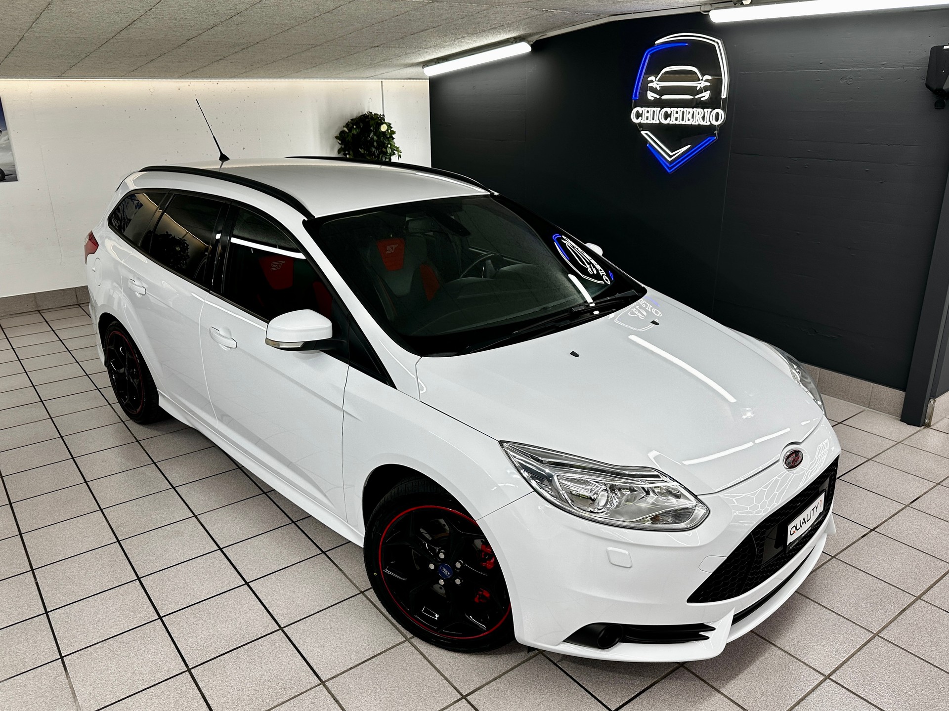 FORD Focus 2.0 SCTi ST-2-showroom-element-1