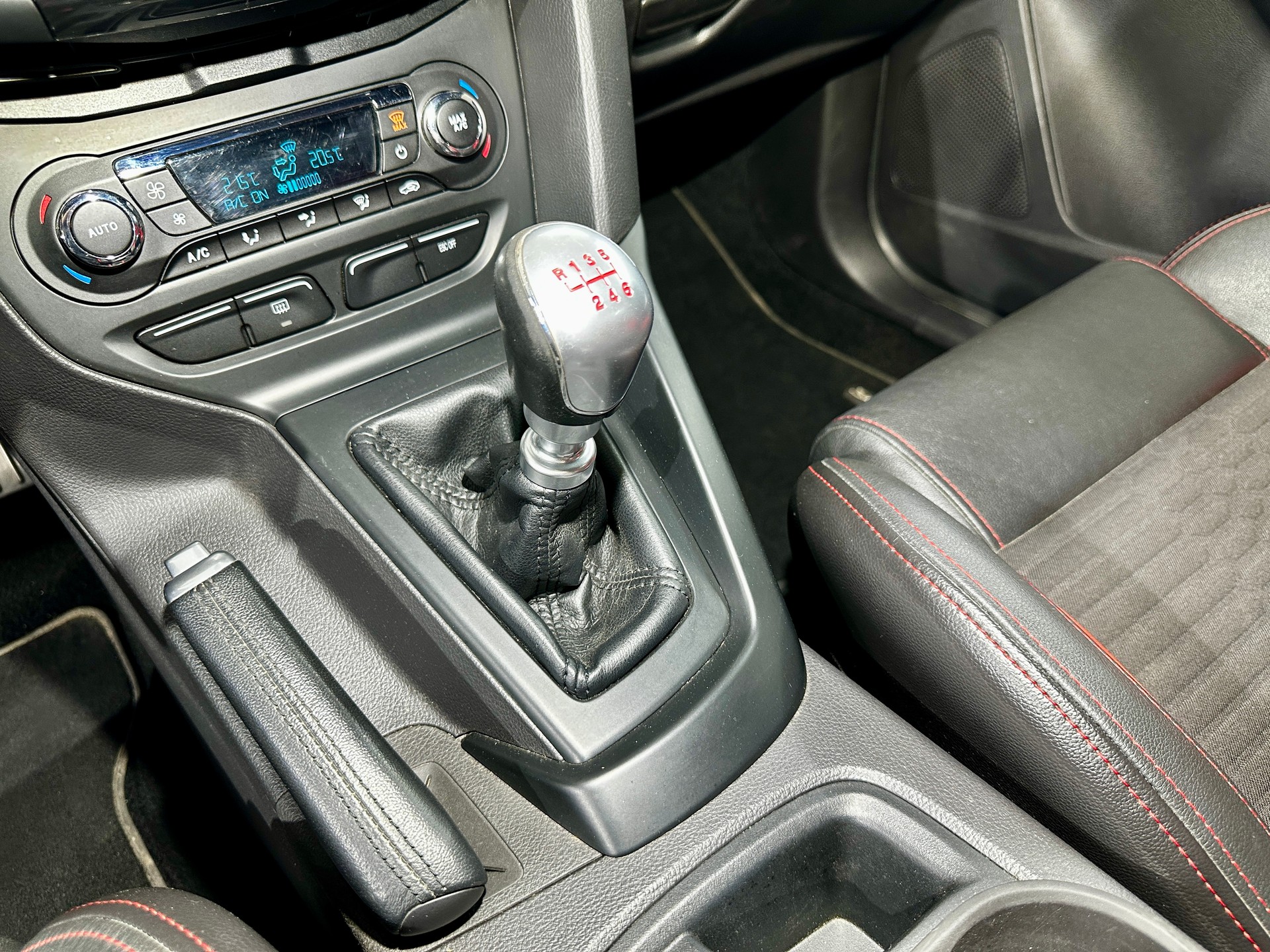 FORD Focus 2.0 SCTi ST-2-image-22