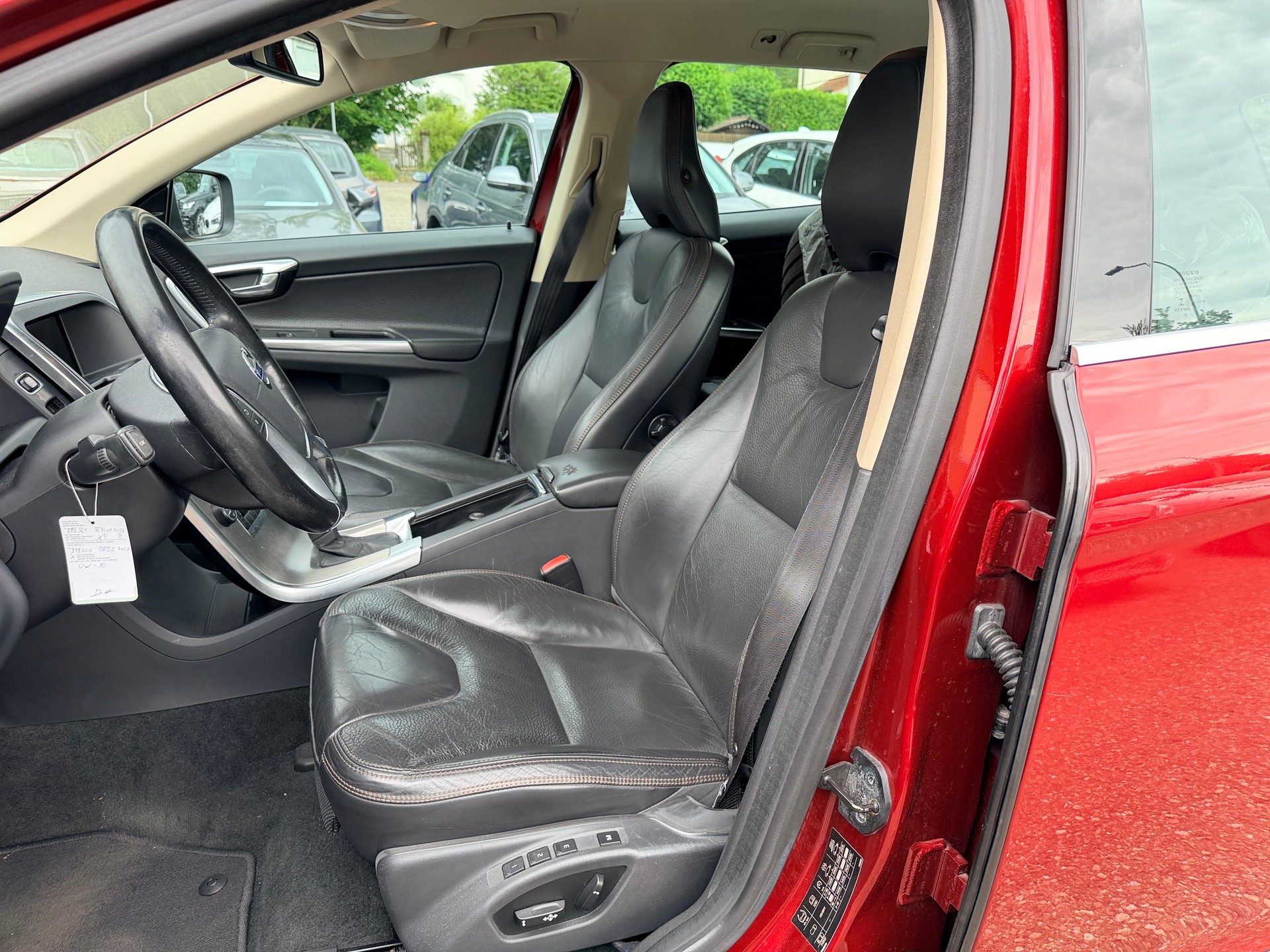 VOLVO XC60 D4 AWD Husky Edition Geartronic-image-15