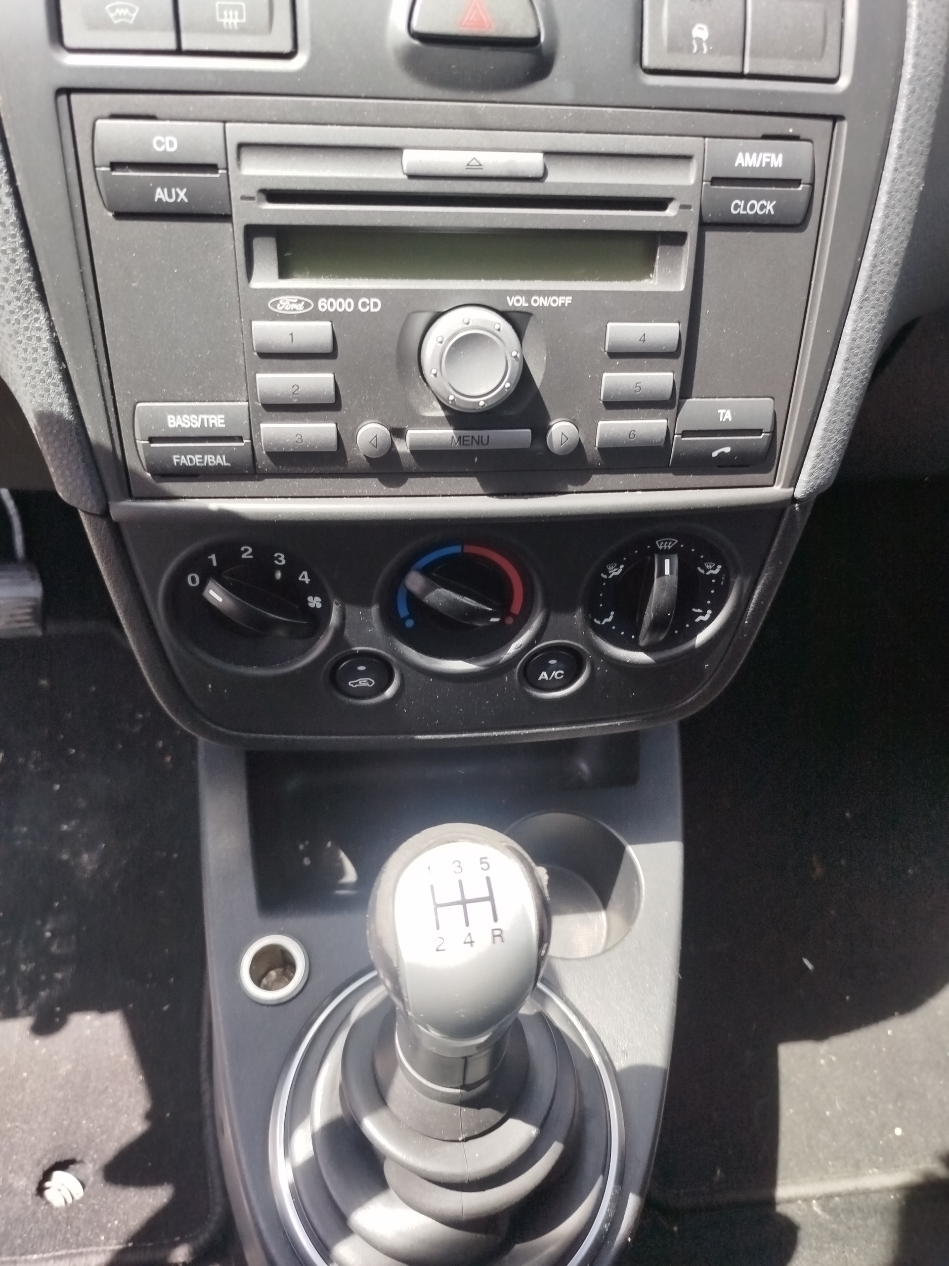 FORD Fiesta 1.6 16V Ghia-image-10